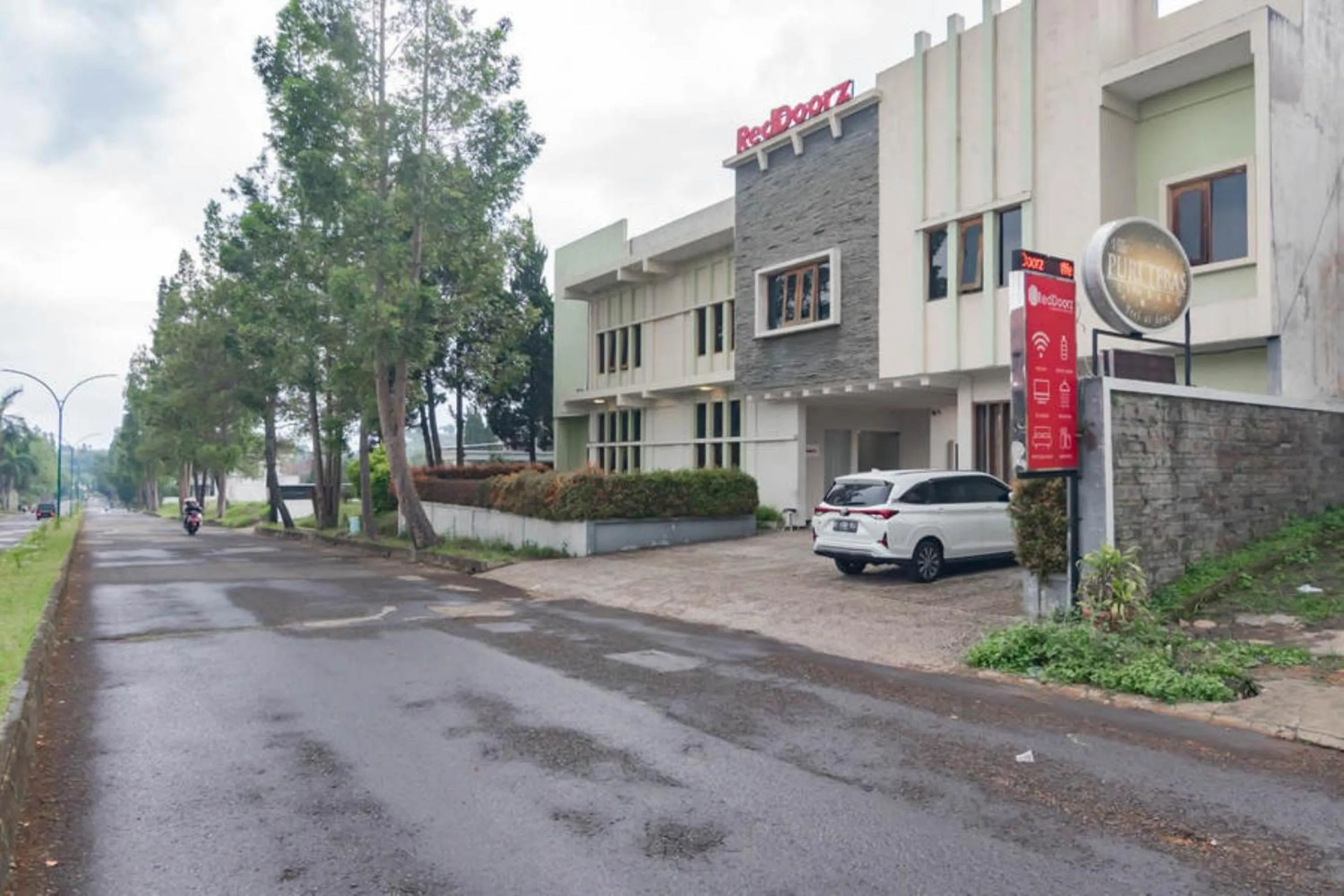 Property building in RedDoorz near Lembang Park & Zoo 2