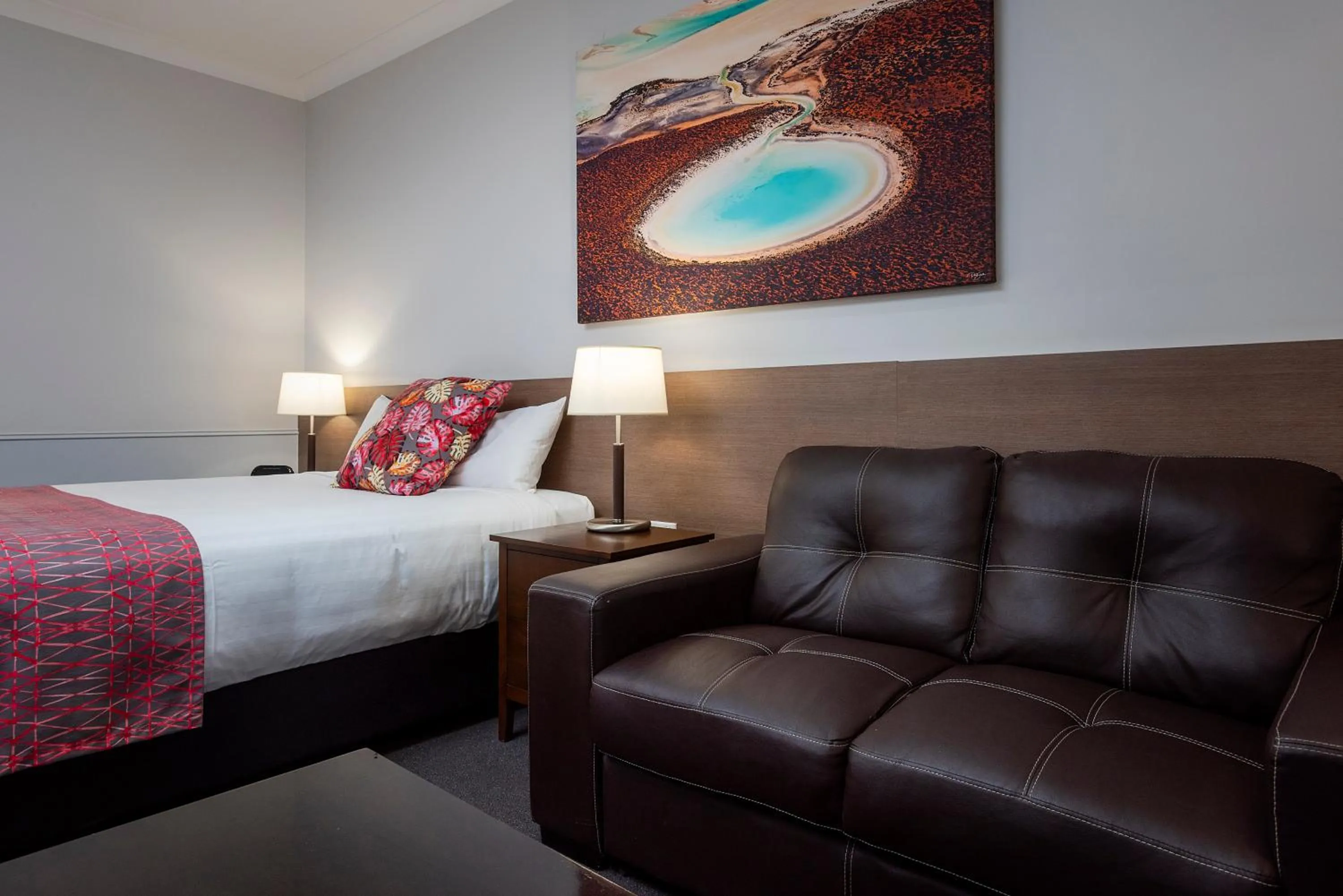 Seating area, Bed in Roma Inland Motor Inn