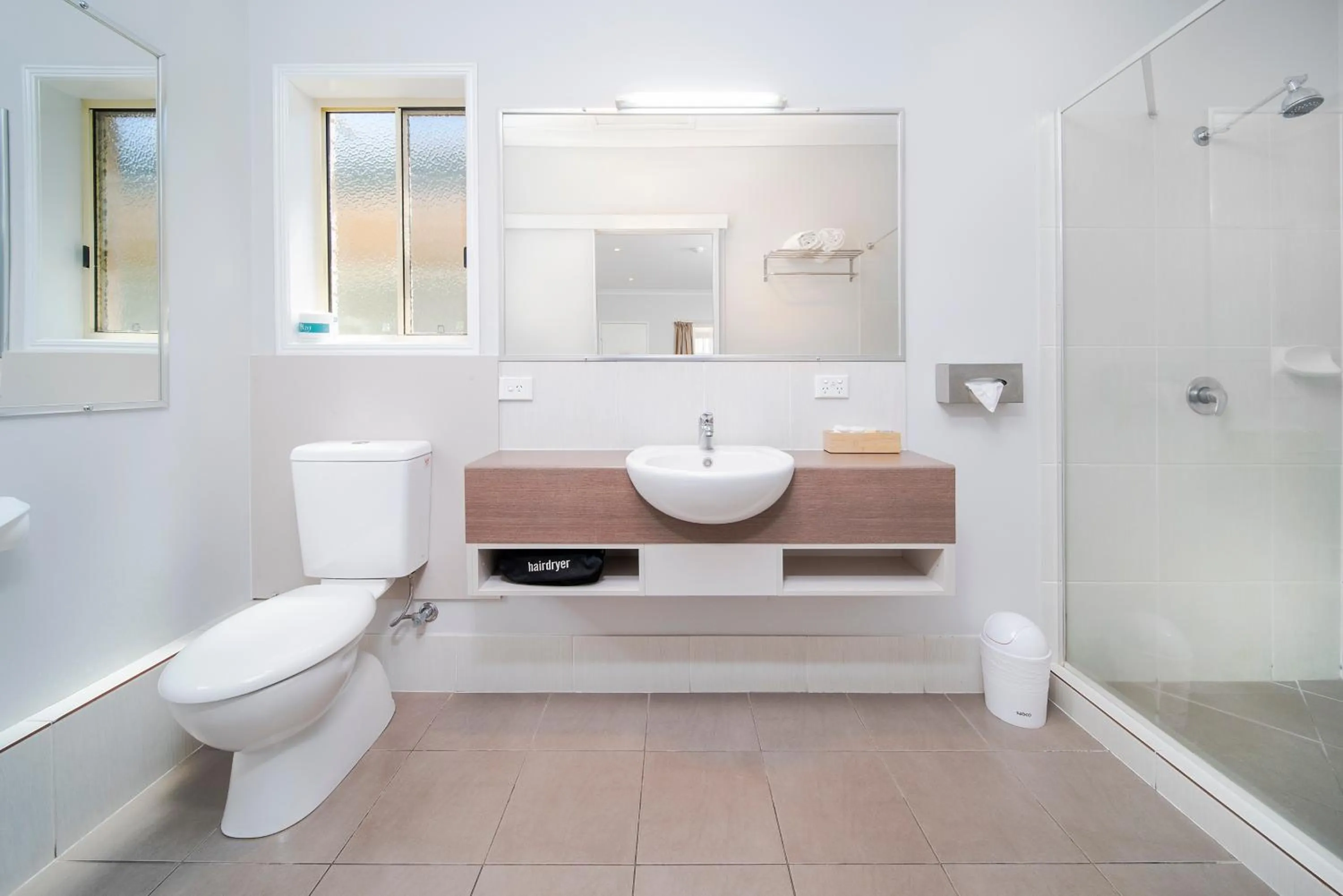 Bathroom in Roma Inland Motor Inn