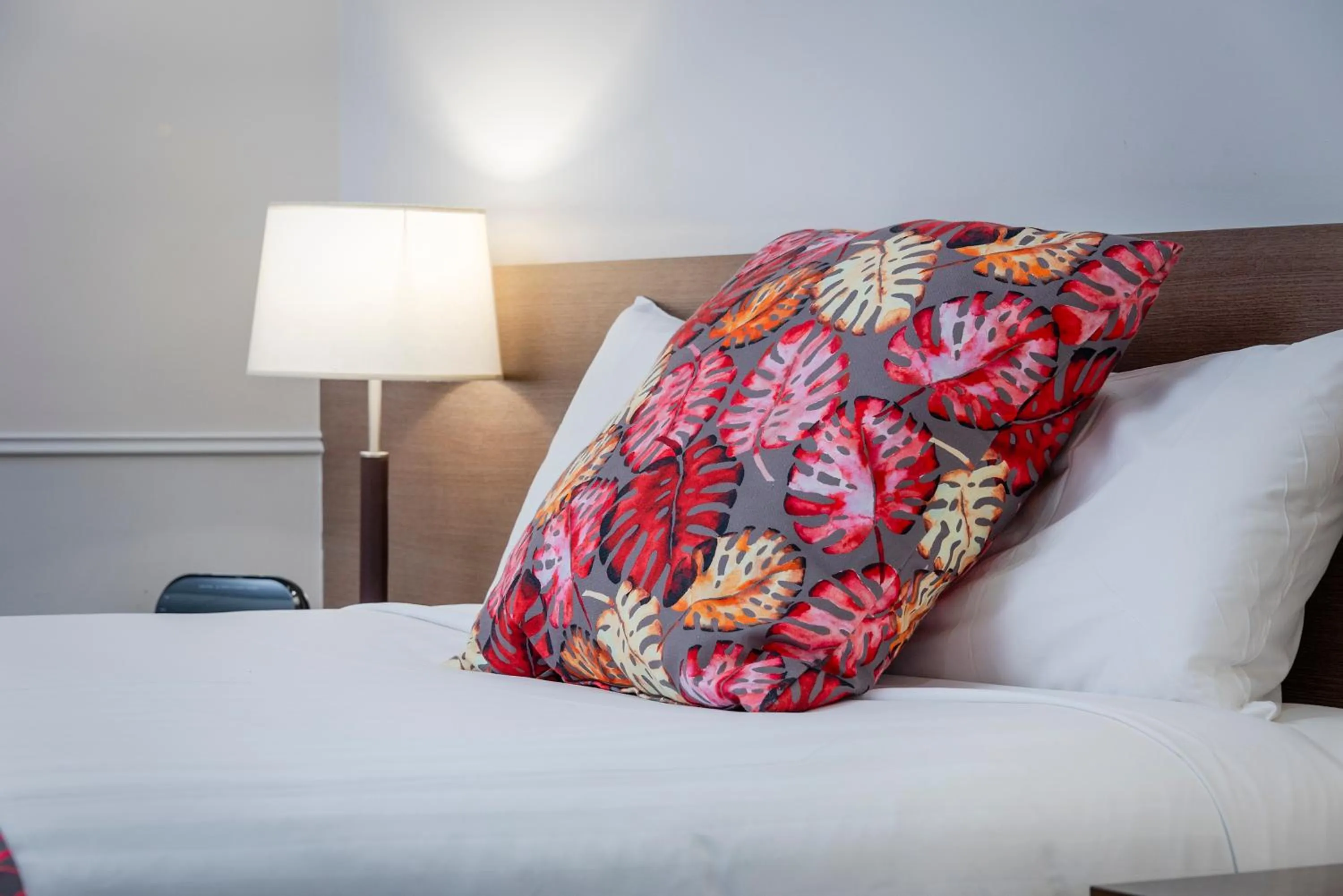 Bed in Roma Inland Motor Inn