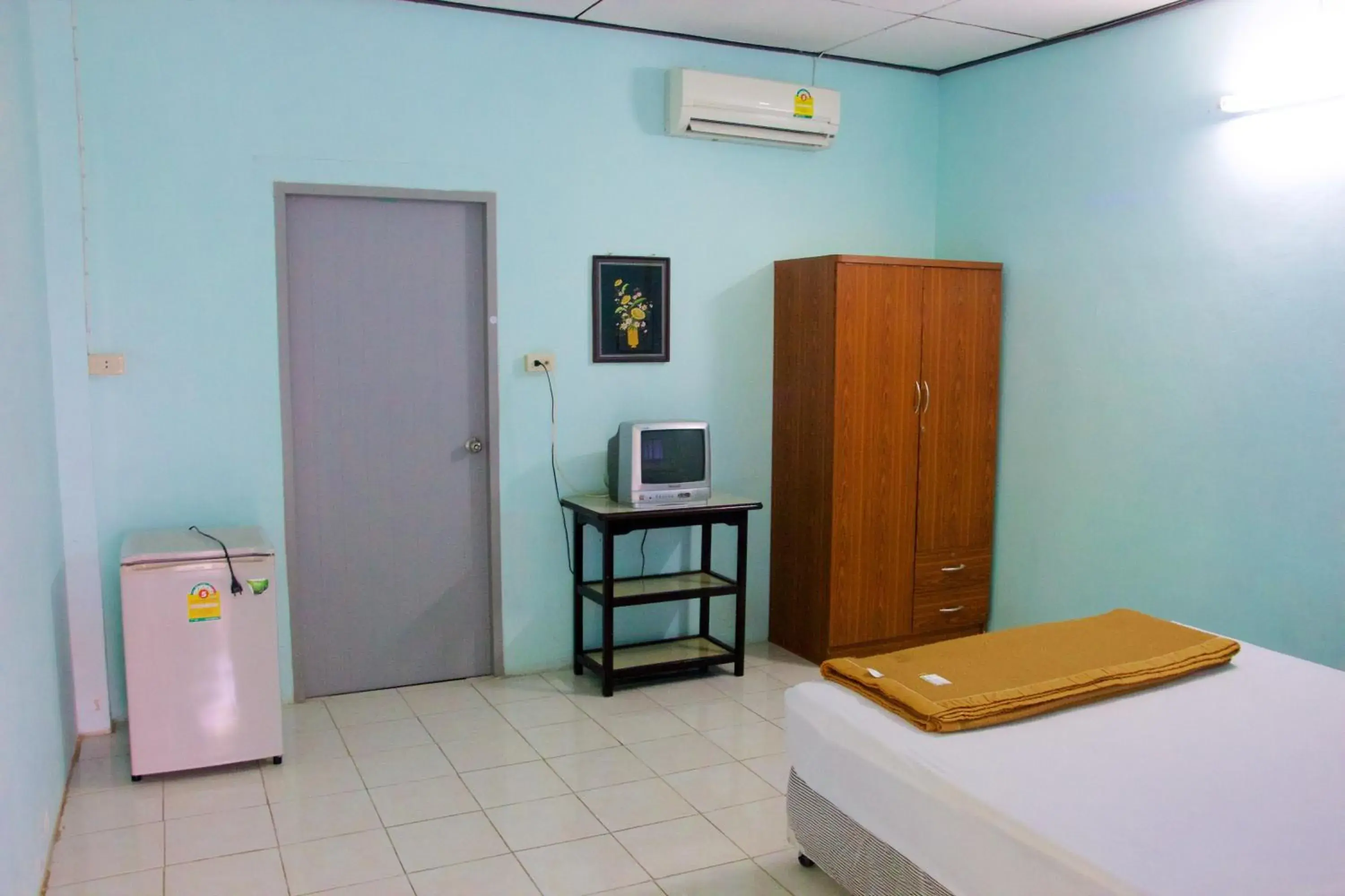 Budget Double Room in Sichang Shine Khao Resort Budget Double Room in Sichang Shine Khao Resort