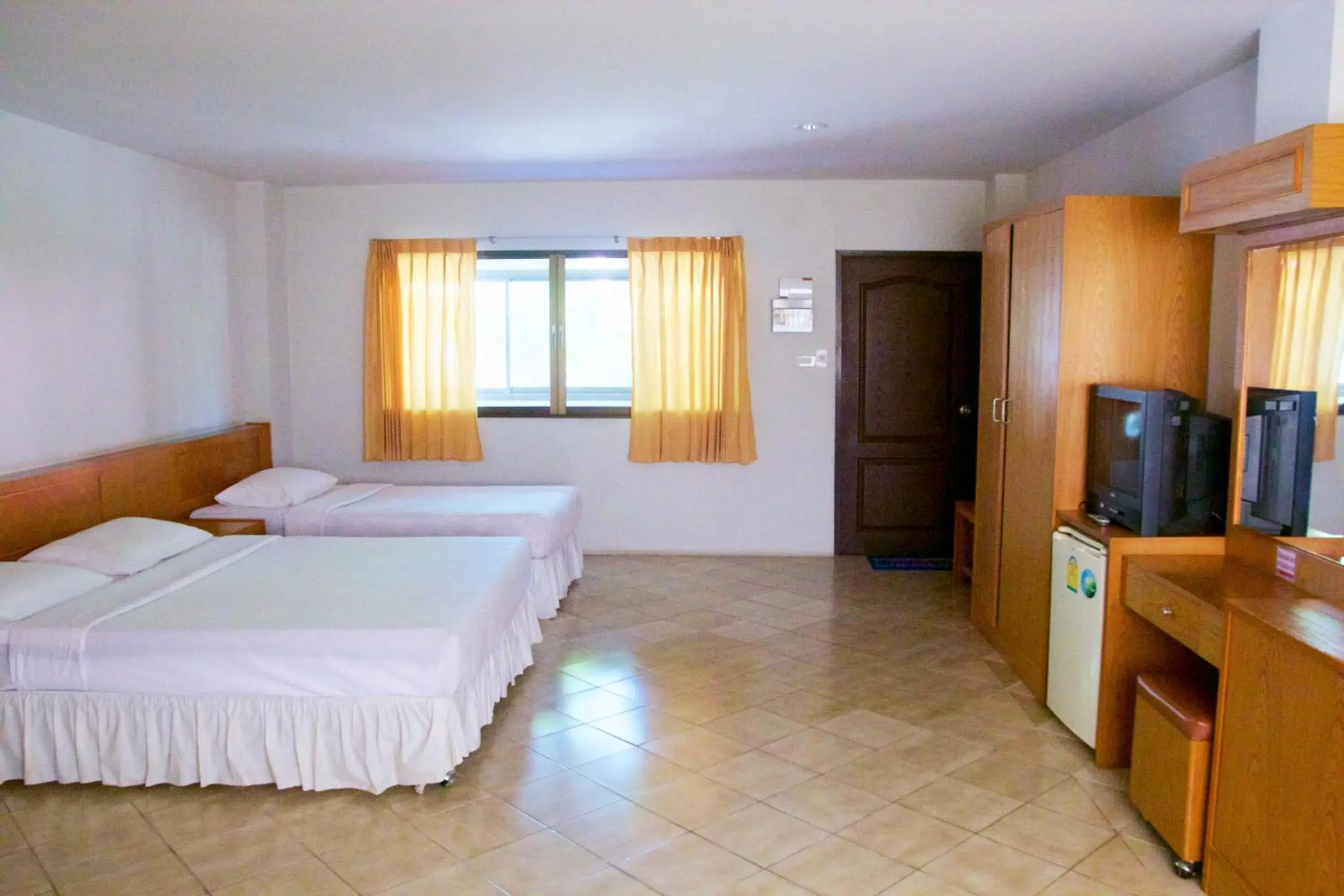 Superior Triple Room in Sichang Shine Khao Resort Superior Triple Room in Sichang Shine Khao Resort