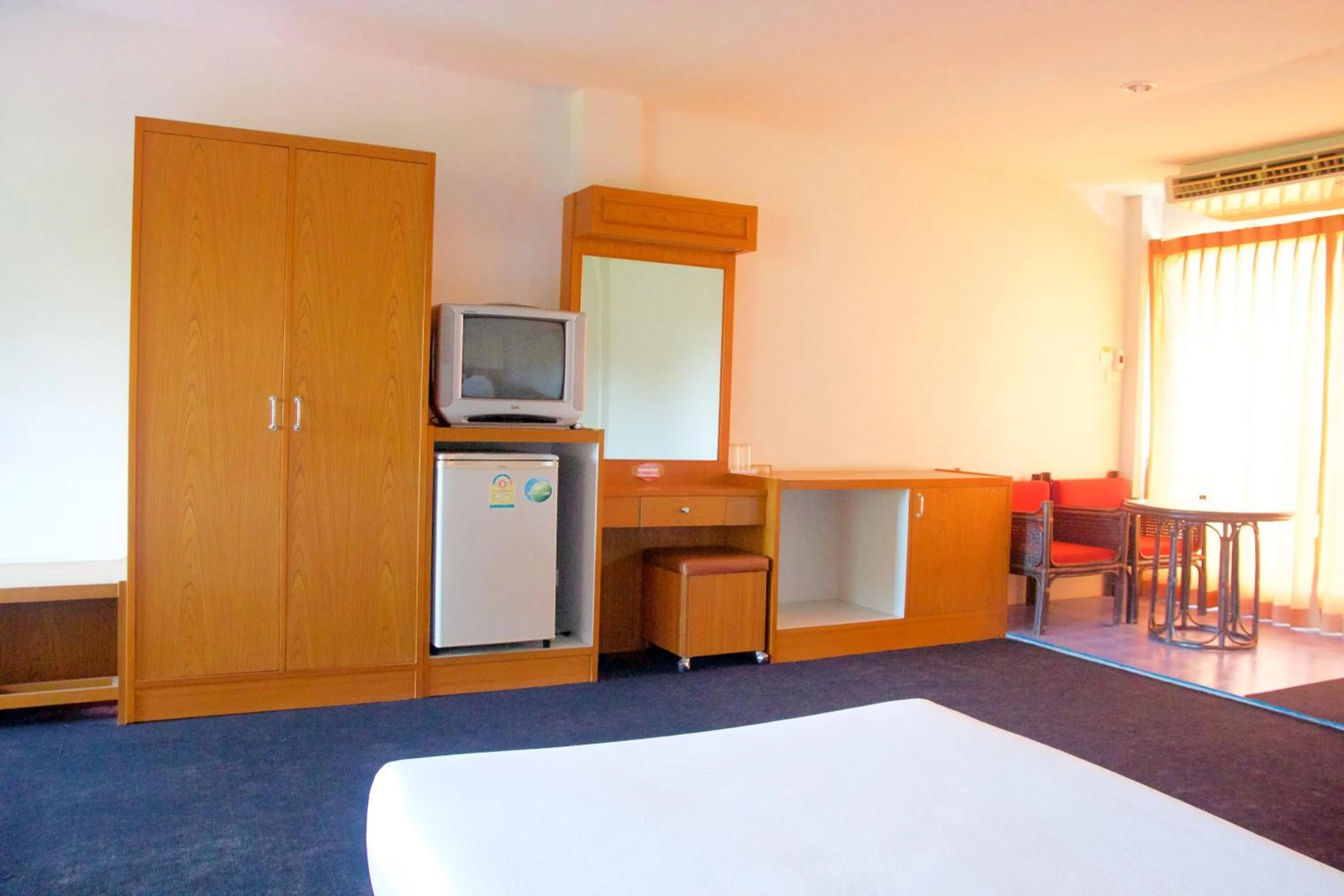 Photo of the whole room, Bed in Sichang Shine Khao Resort