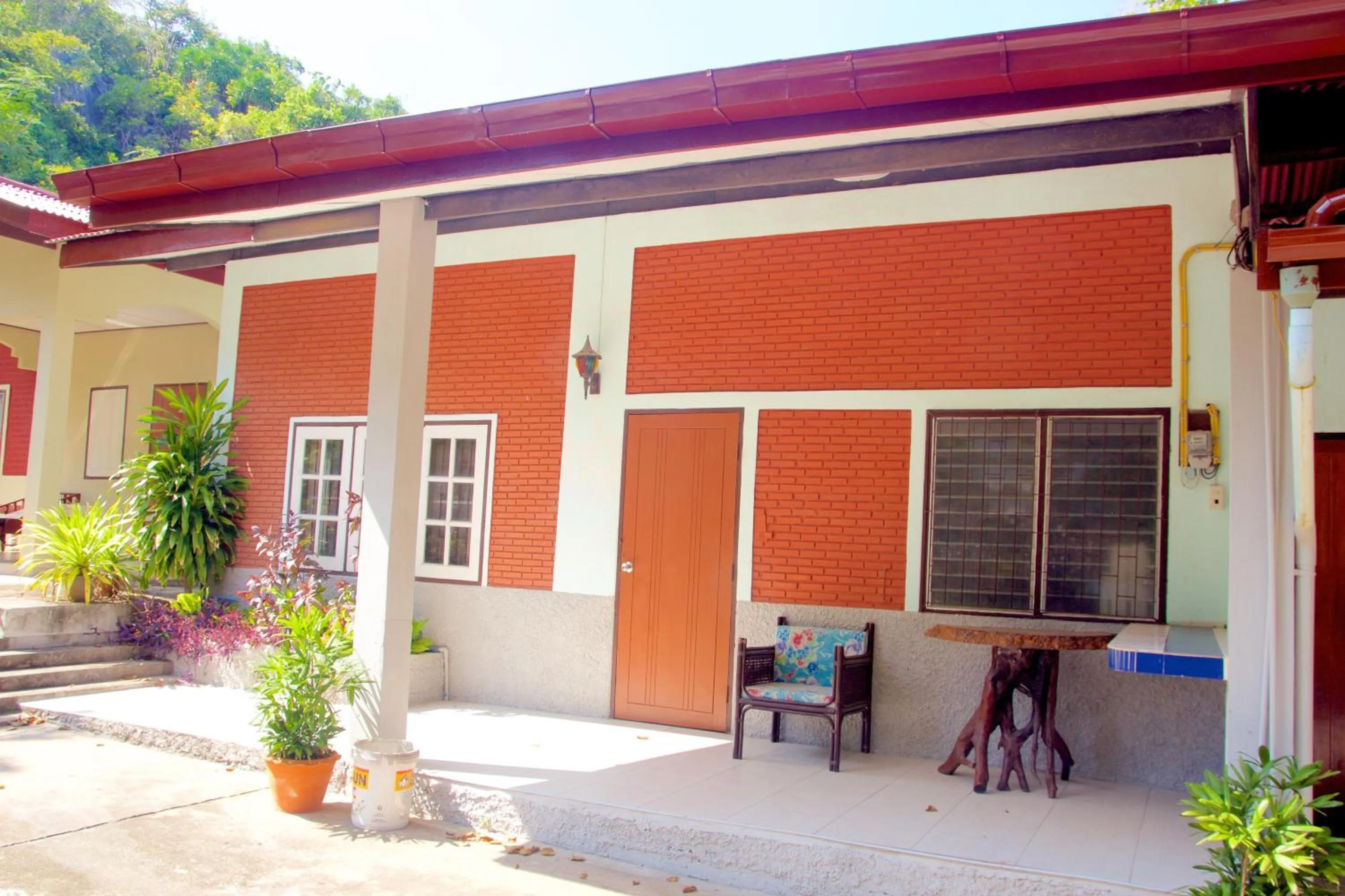 Photo of the whole room in Sichang Shine Khao Resort