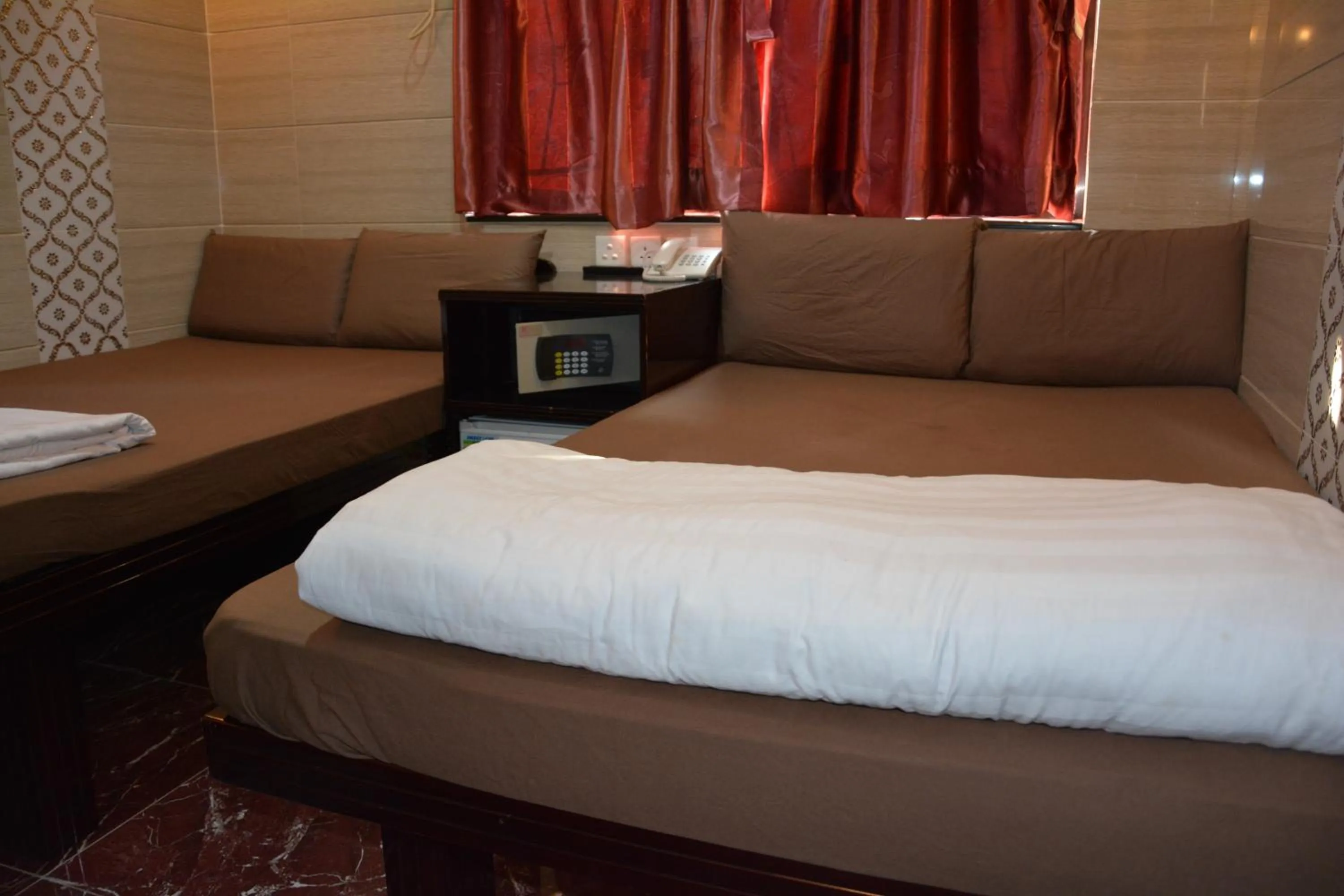 Living room, Bed in Everest Guest House