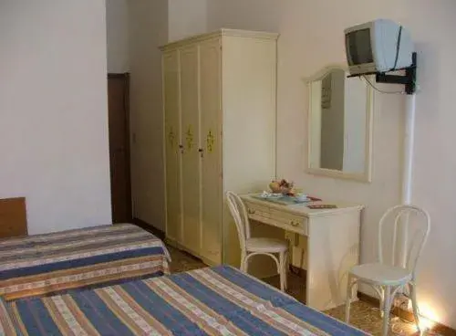 Quadruple Room in Hotel Airone Quadruple Room in Hotel Airone