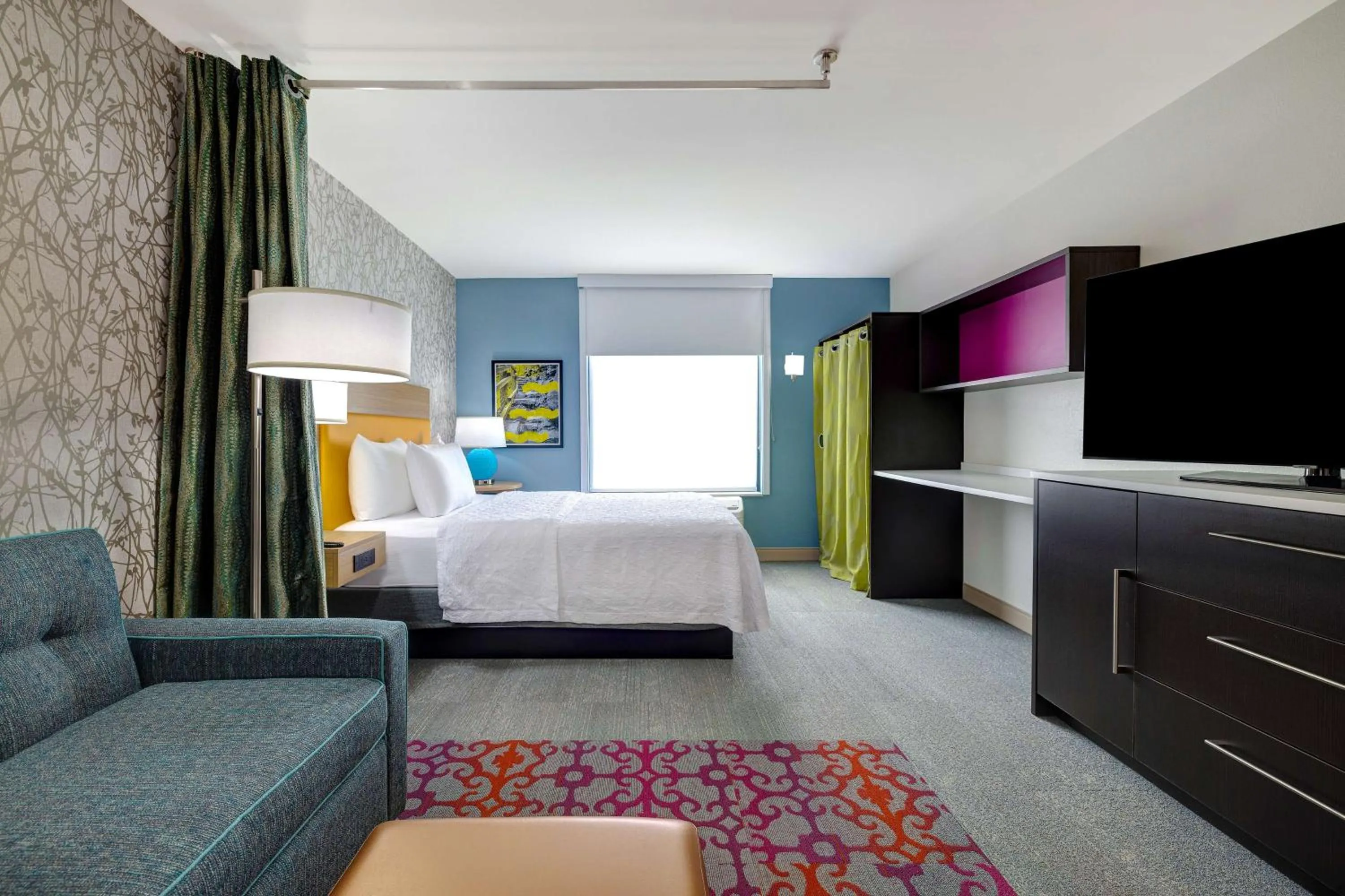 Living room, Bed in Home2 Suites By Hilton Wilkes-Barre