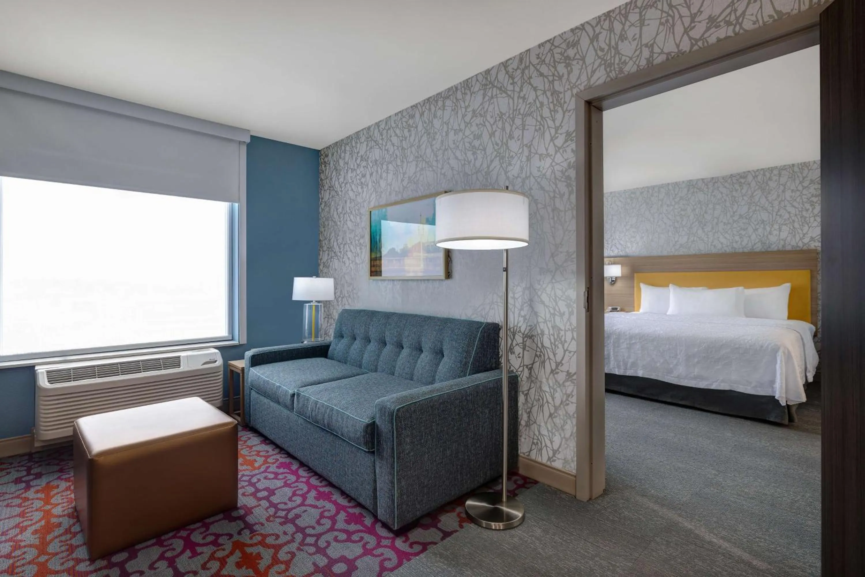 Living room, Bed in Home2 Suites By Hilton Wilkes-Barre