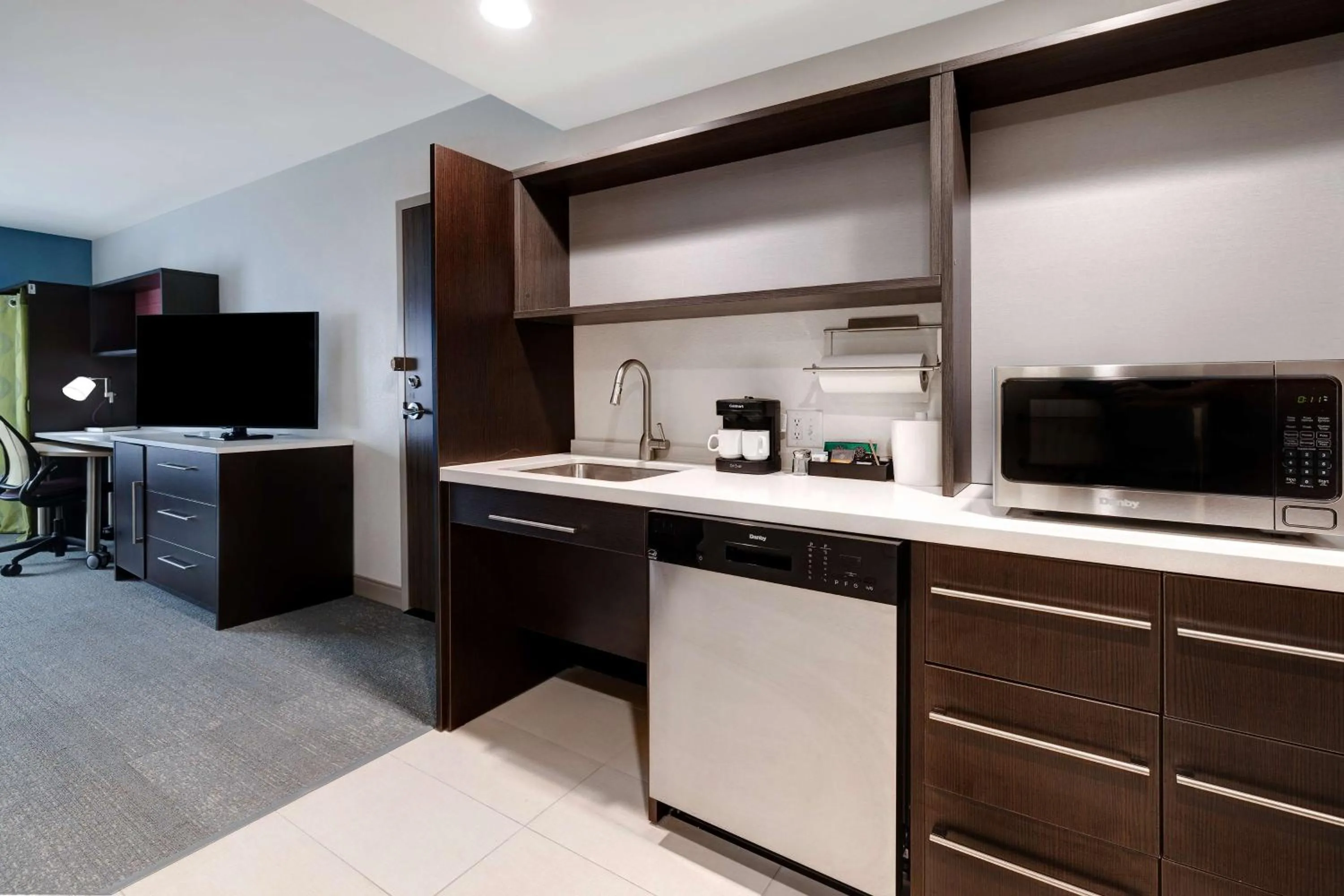 Kitchen or kitchenette in Home2 Suites By Hilton Wilkes-Barre