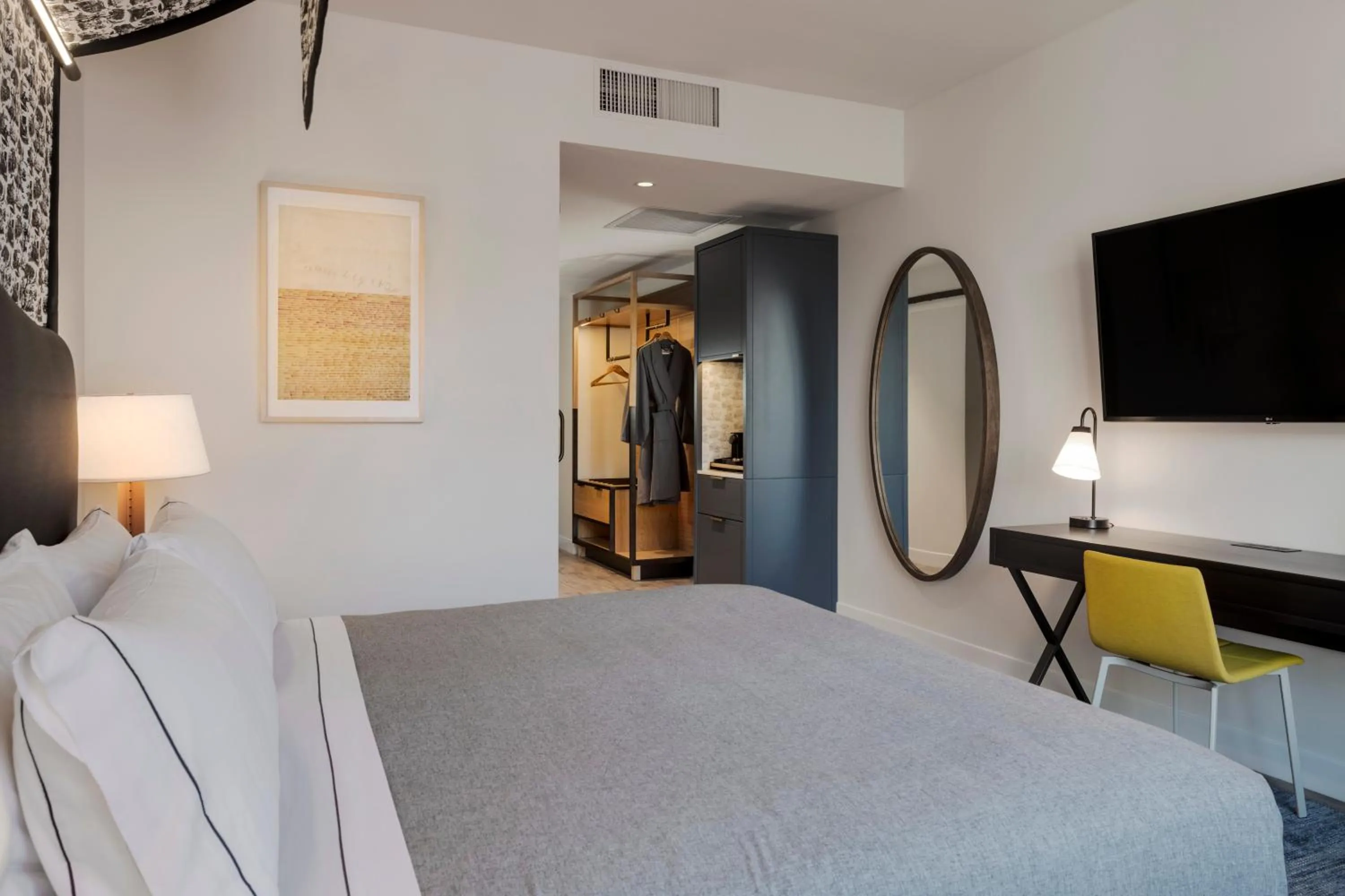 Photo of the whole room, Bed in Canopy By Hilton Boston Downtown