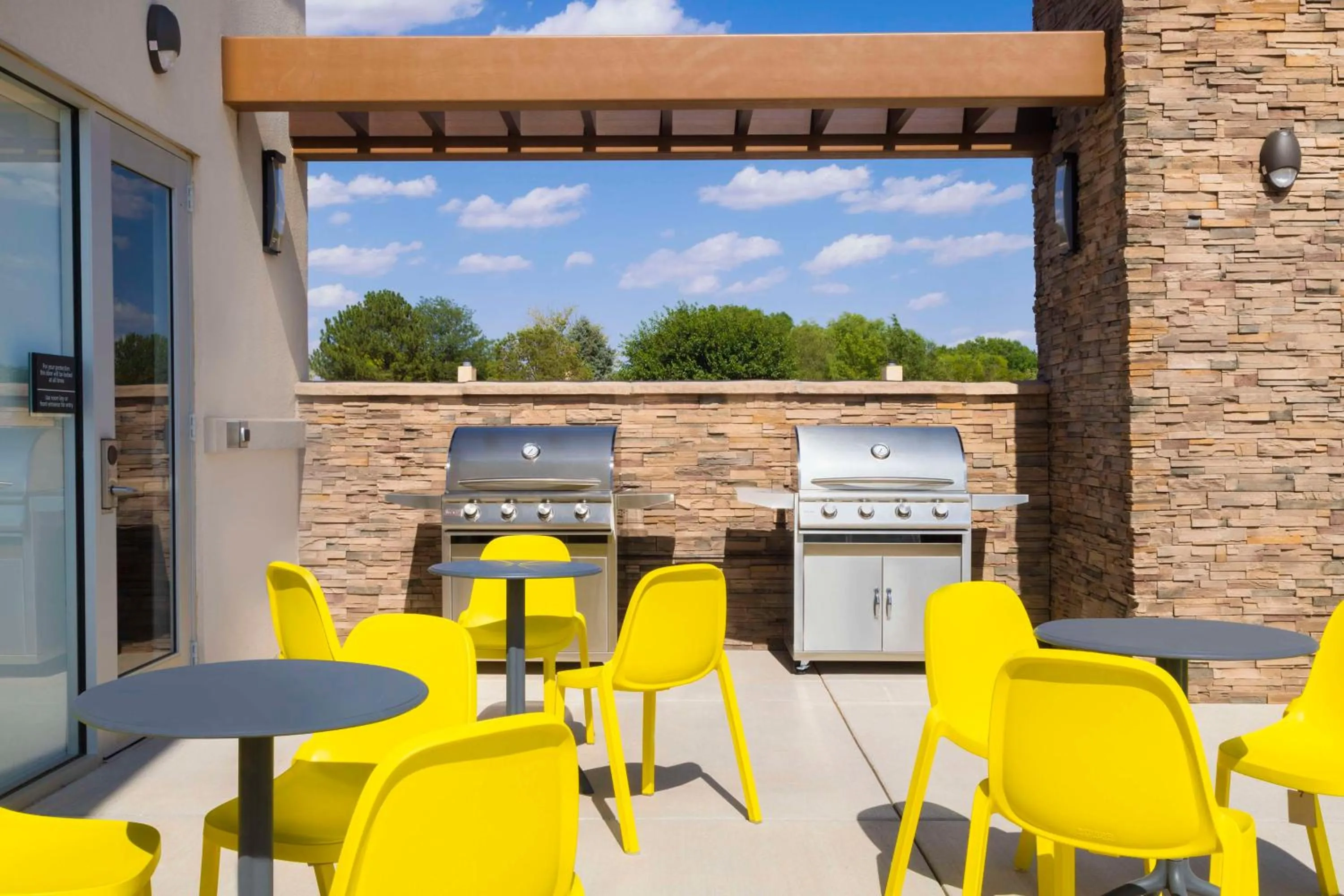 Dining area in Home2 Suites By Hilton Clovis