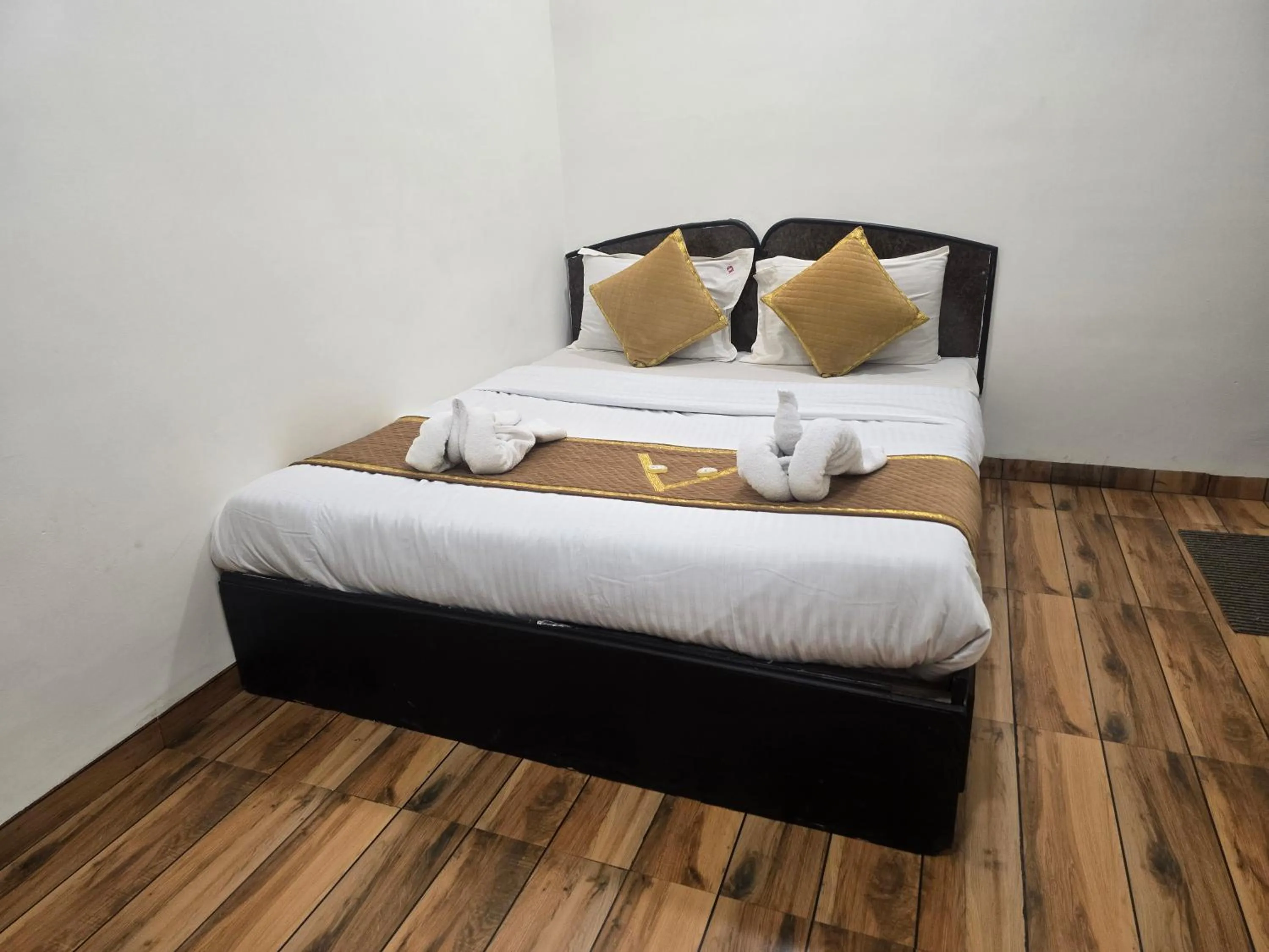 Bed in Hotel Vyankatesh & Pure Veg Restaurant