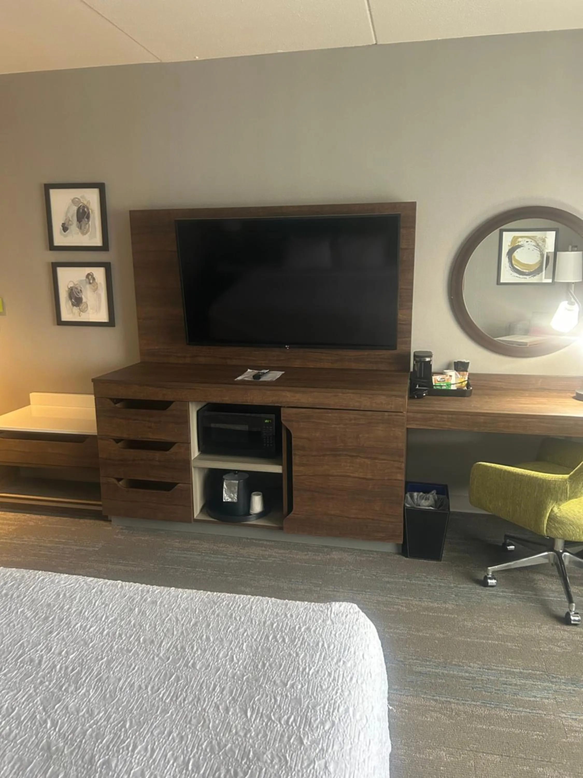 TV and multimedia in Hampton Inn By Hilton Kingston