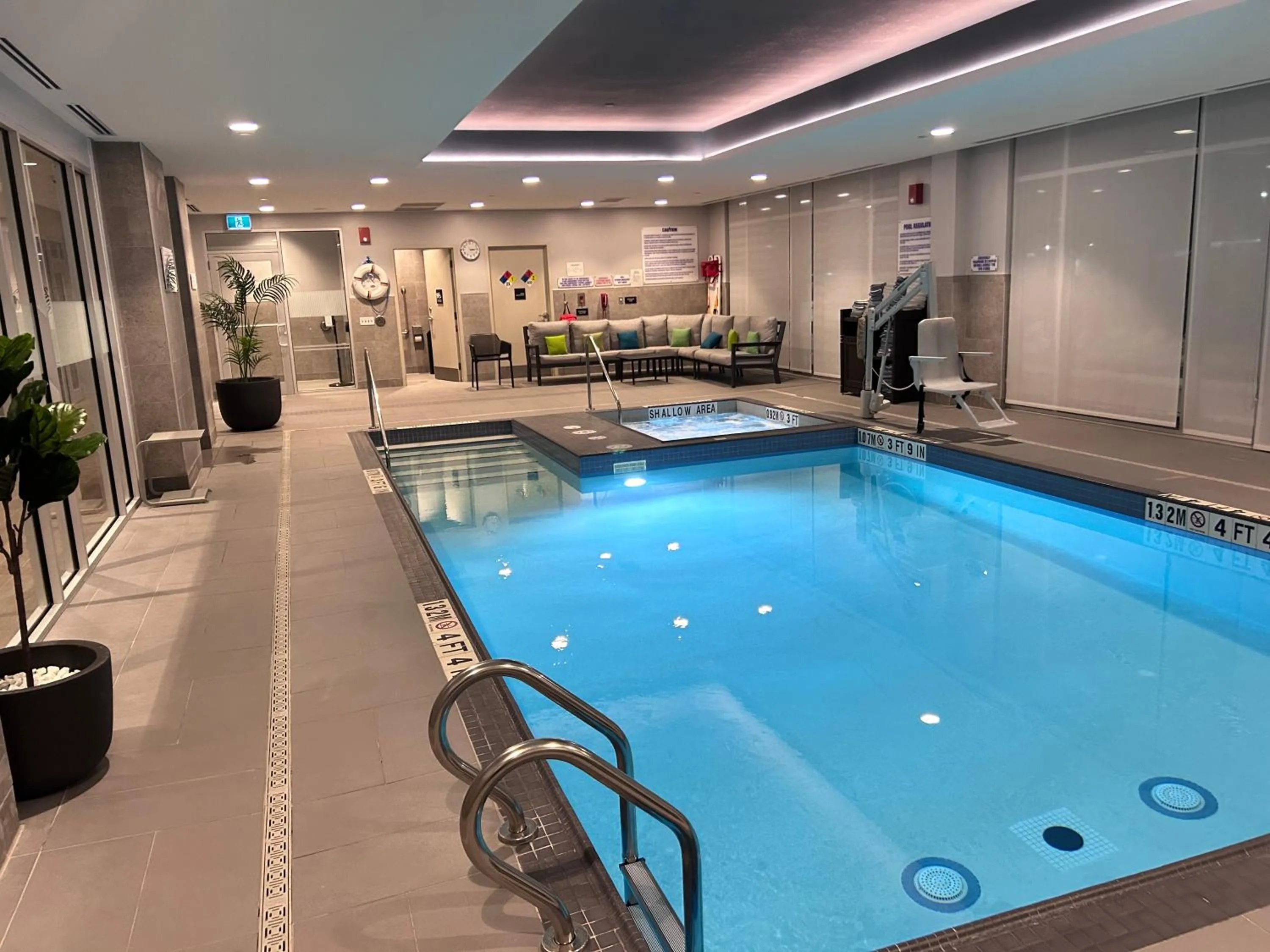 Swimming pool in Hampton Inn By Hilton Kingston