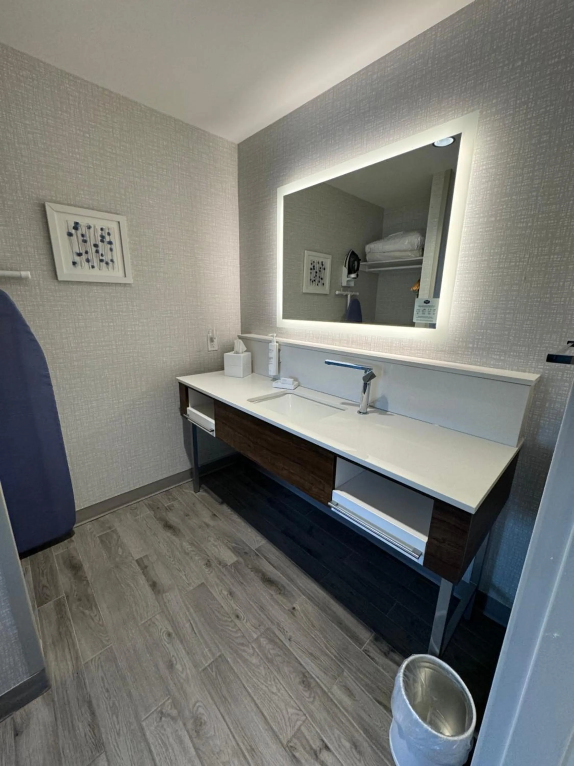 Bathroom in Hampton Inn By Hilton Kingston