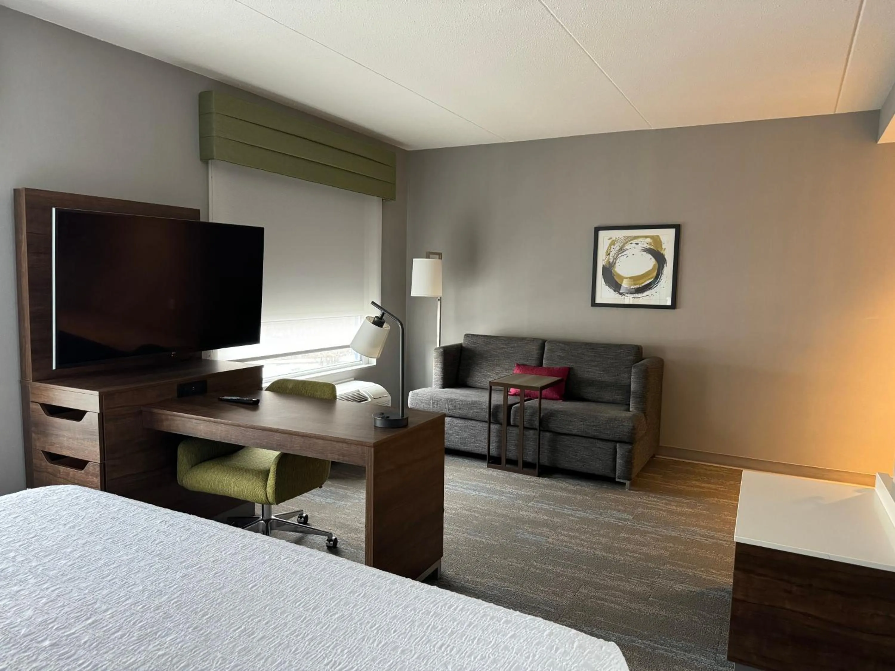 Seating area, Bed in Hampton Inn By Hilton Kingston