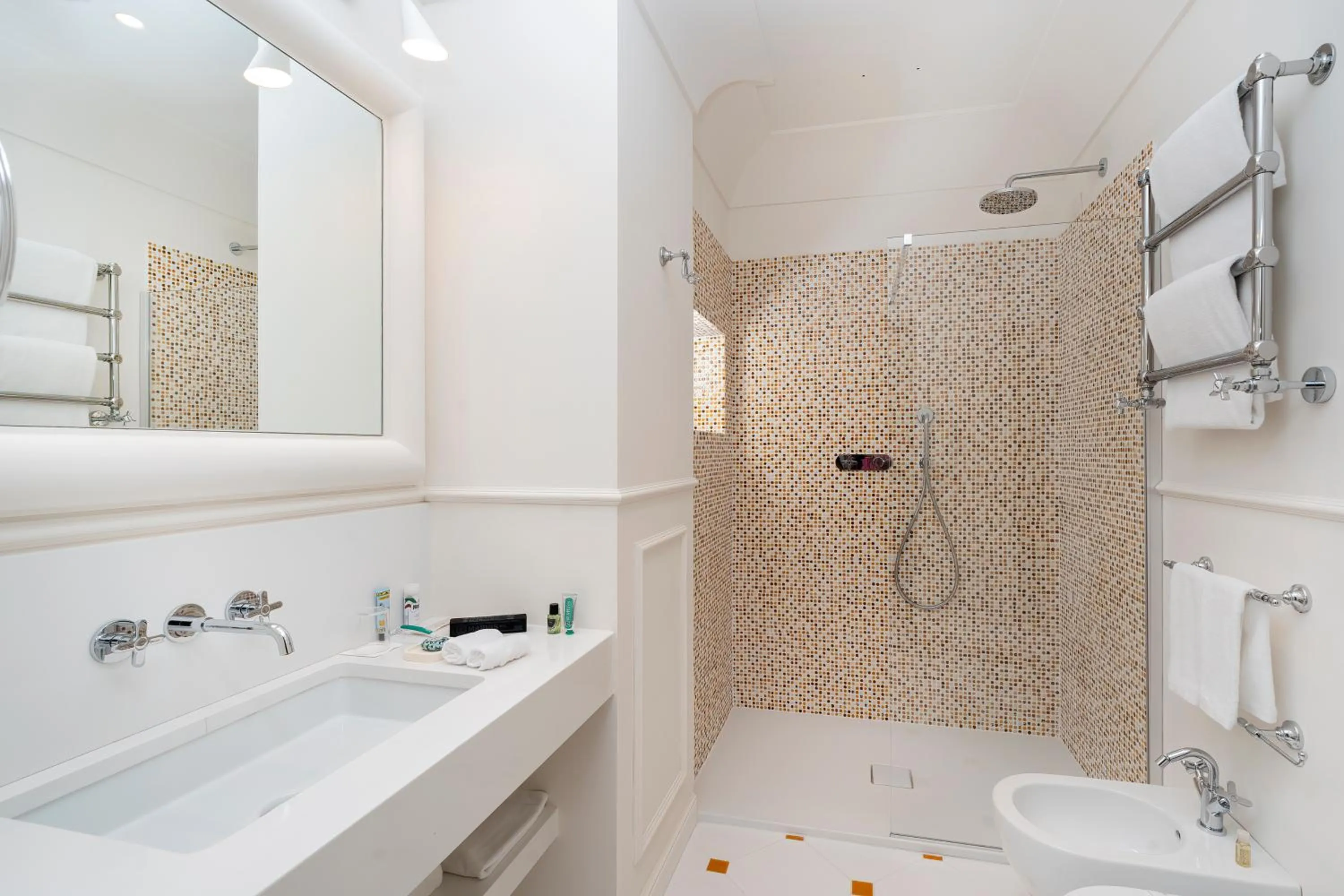 Bathroom in Hotel Miramalfi