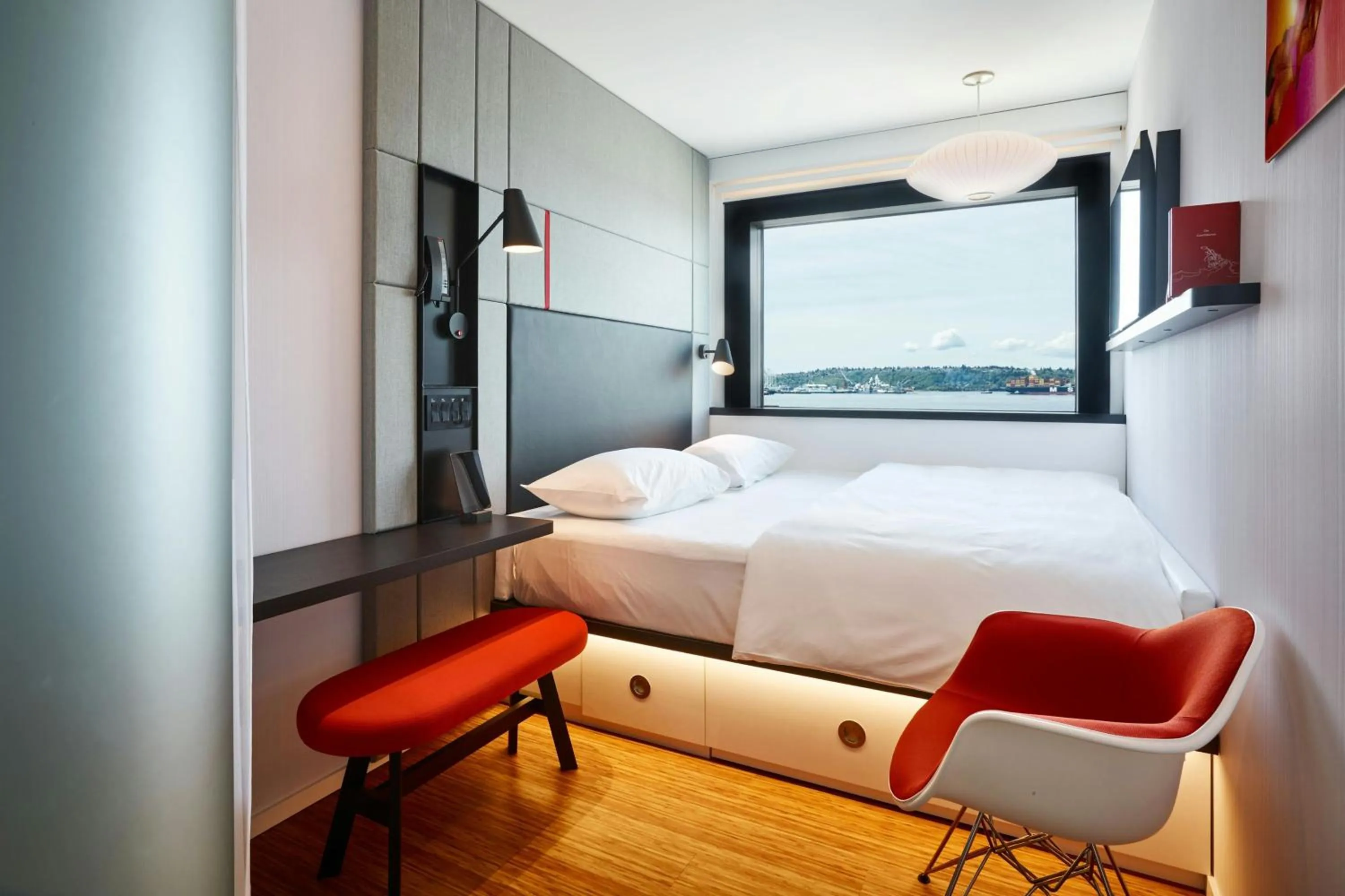 Bedroom, Bed in citizenM Seattle Pioneer Square