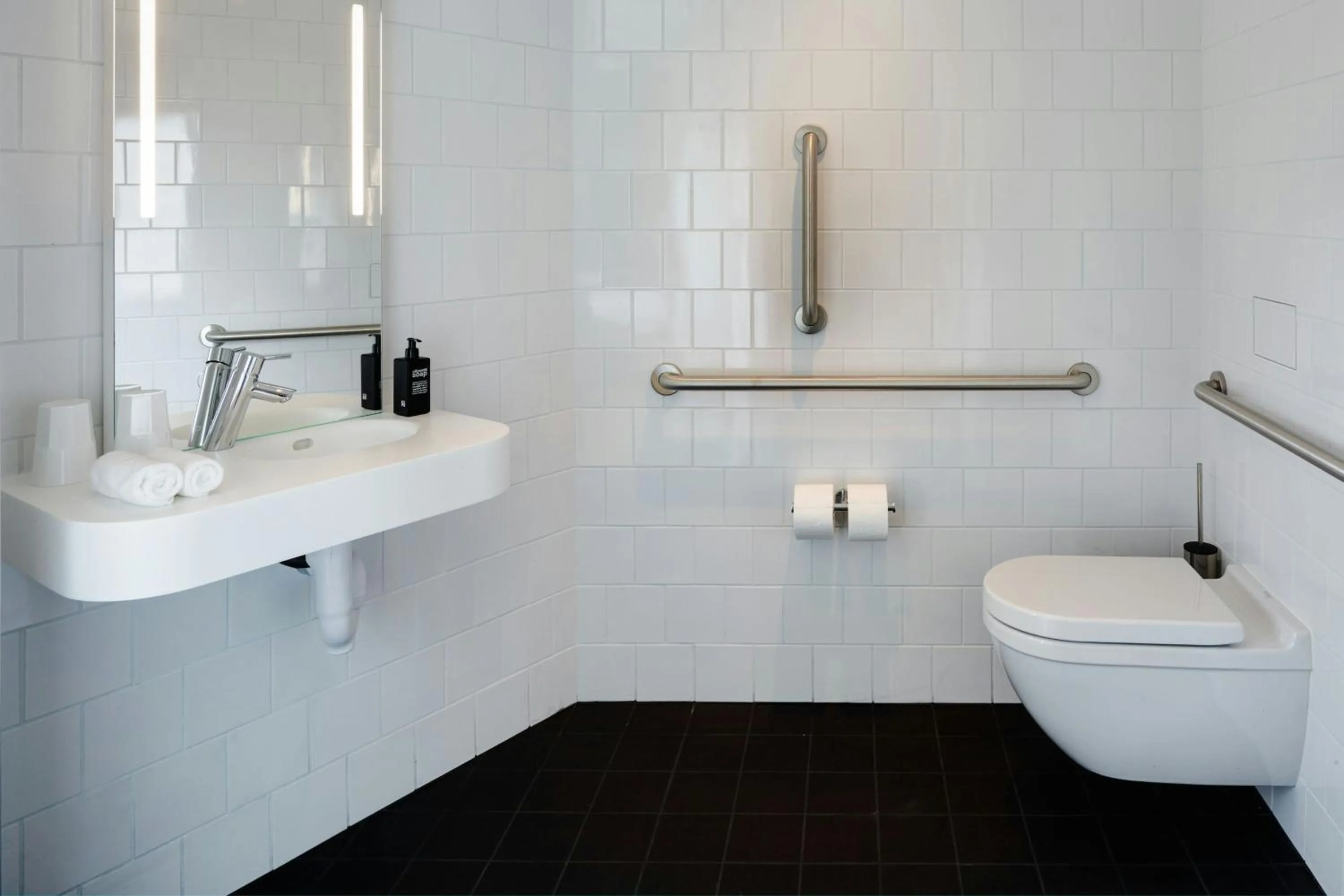 Bedroom in citizenM Seattle Pioneer Square