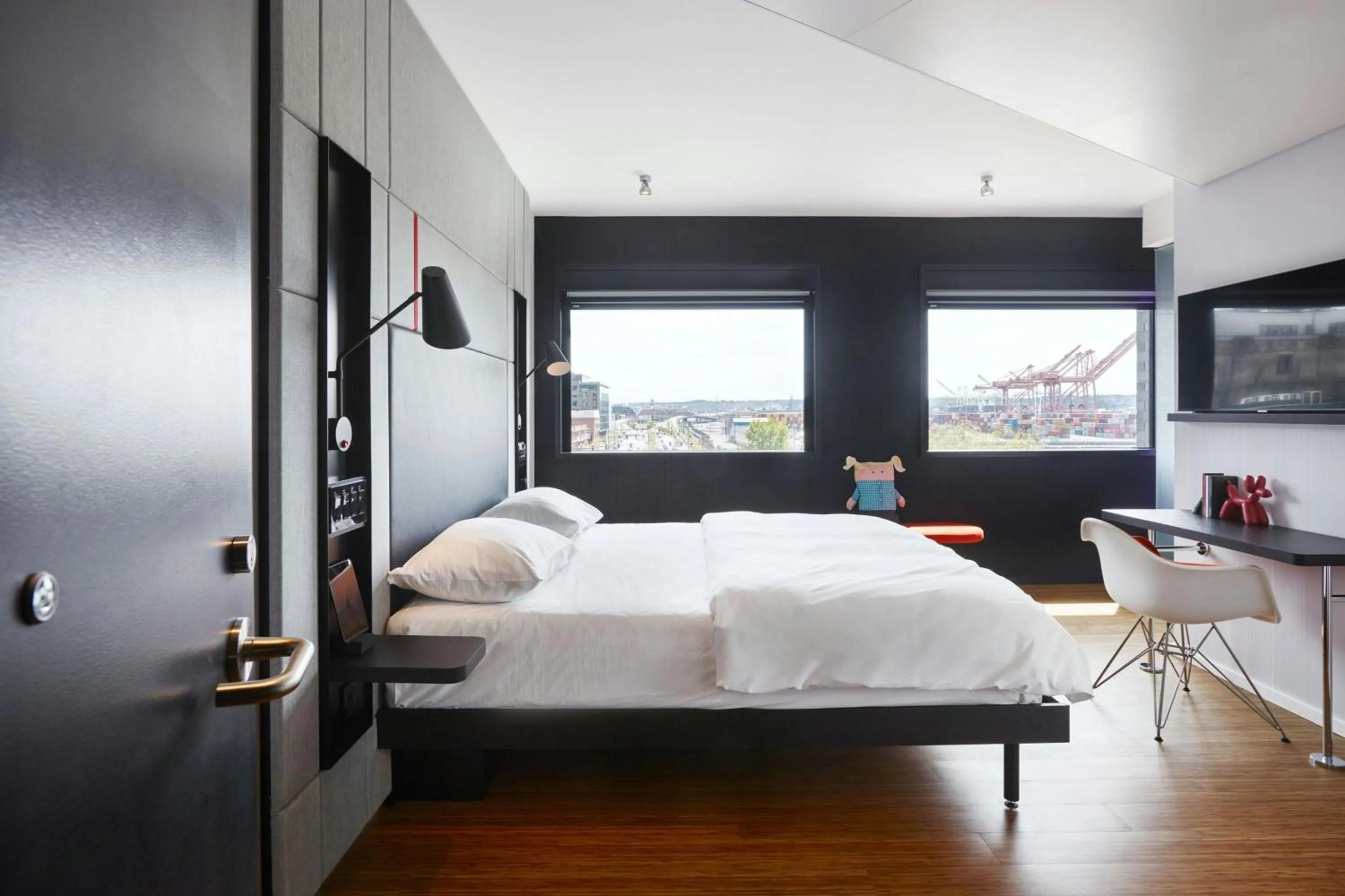 Bedroom, Bed in citizenM Seattle Pioneer Square