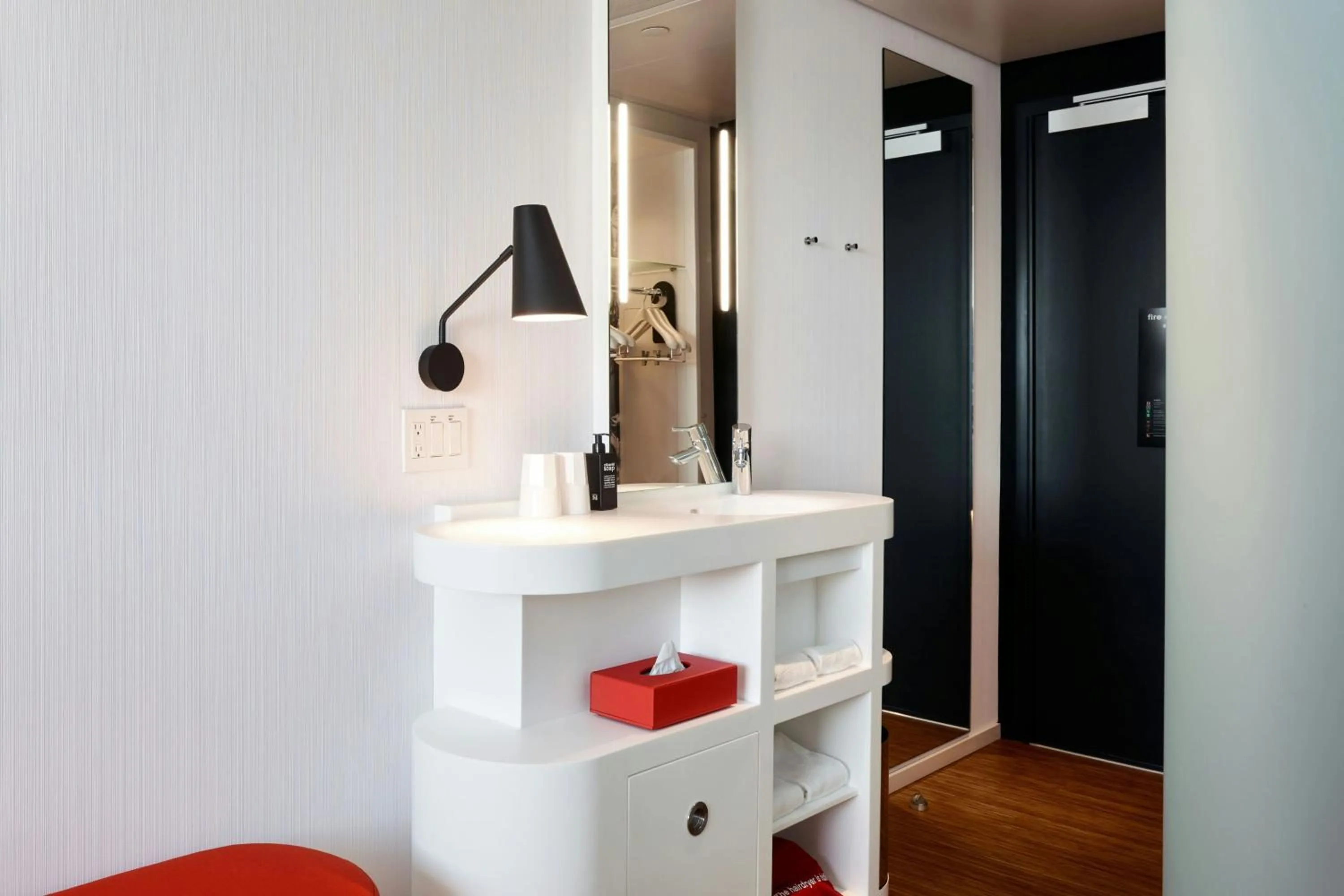 Bedroom in citizenM Seattle Pioneer Square