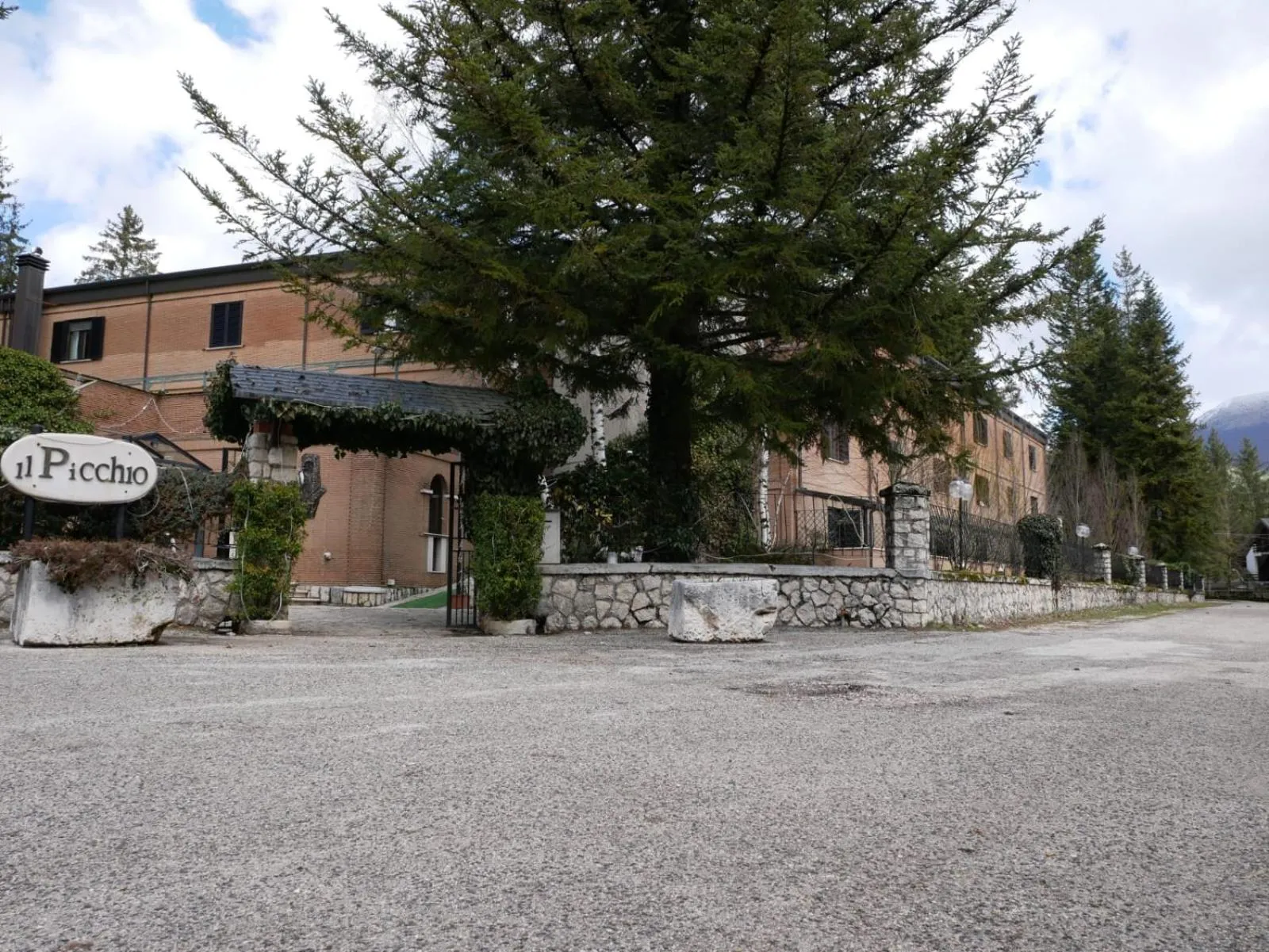 LH Albergo il Picchio