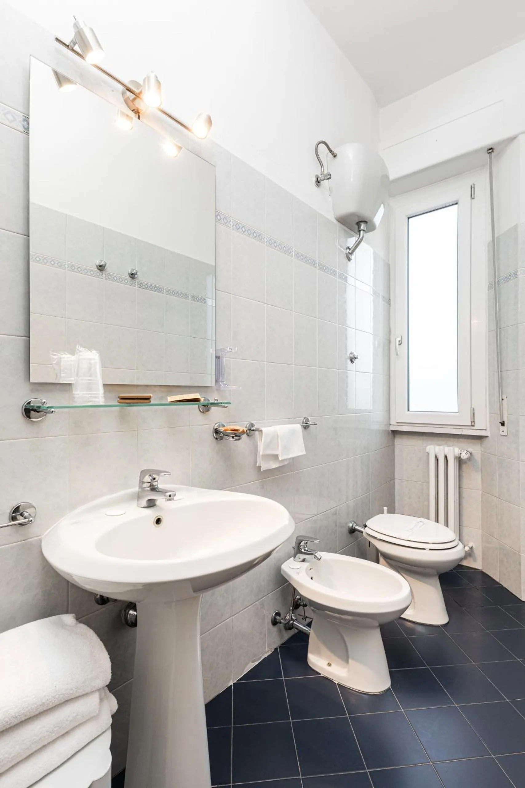 Shower in Hotel Minerva