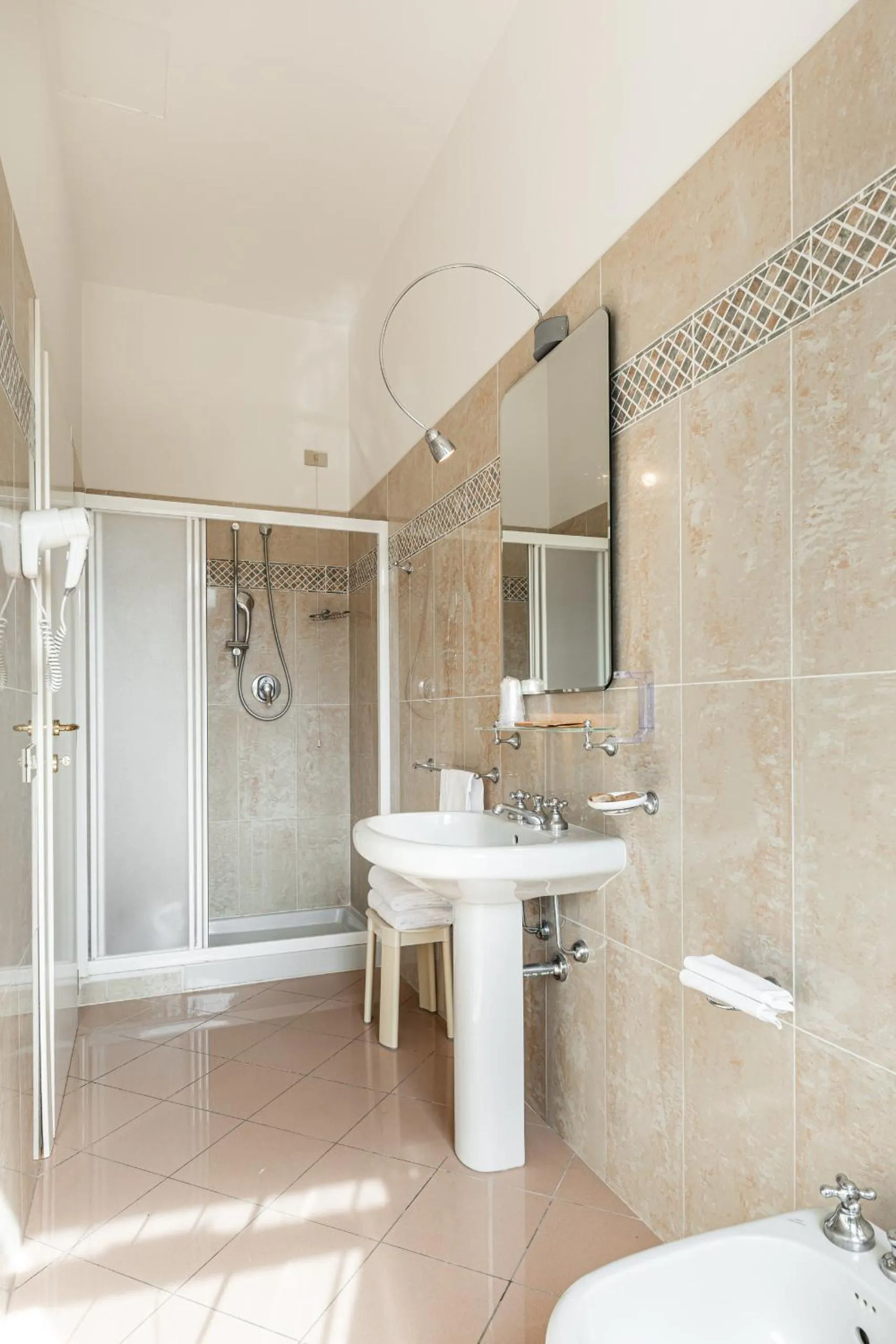 Shower in Hotel Minerva