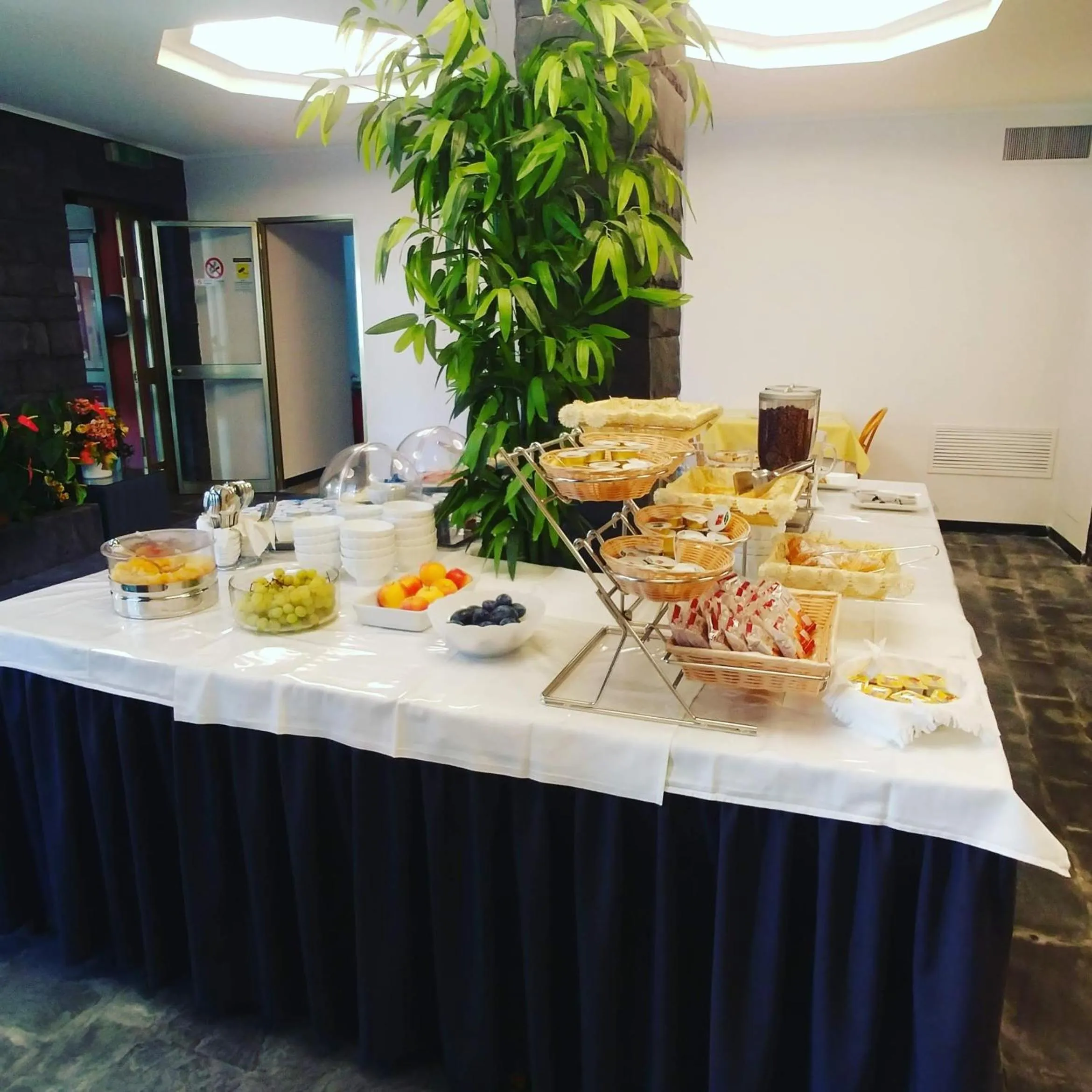 Buffet breakfast in Hotel Vittoria