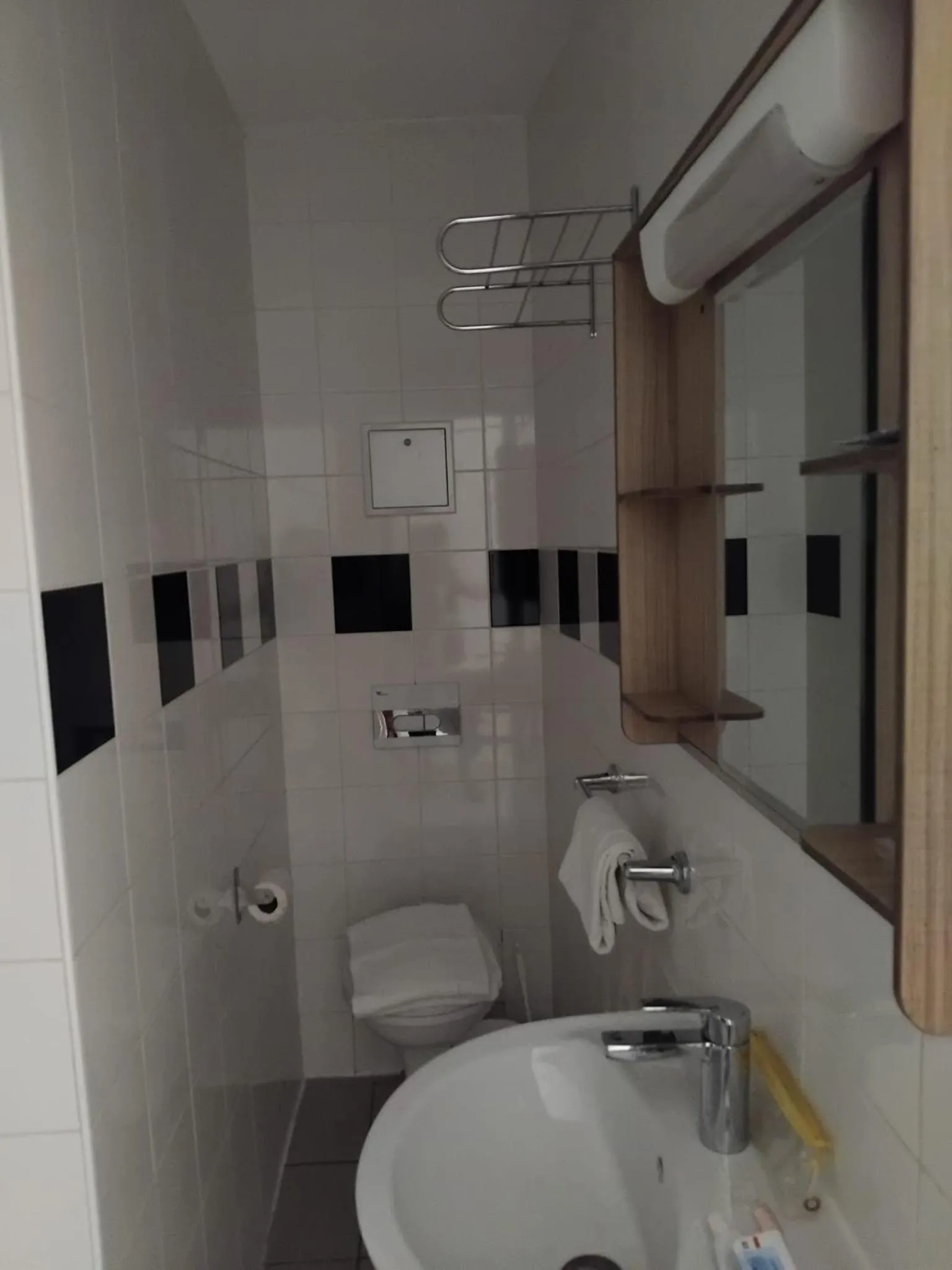 Toilet in Hôtel Victoire, Poitiers Gare