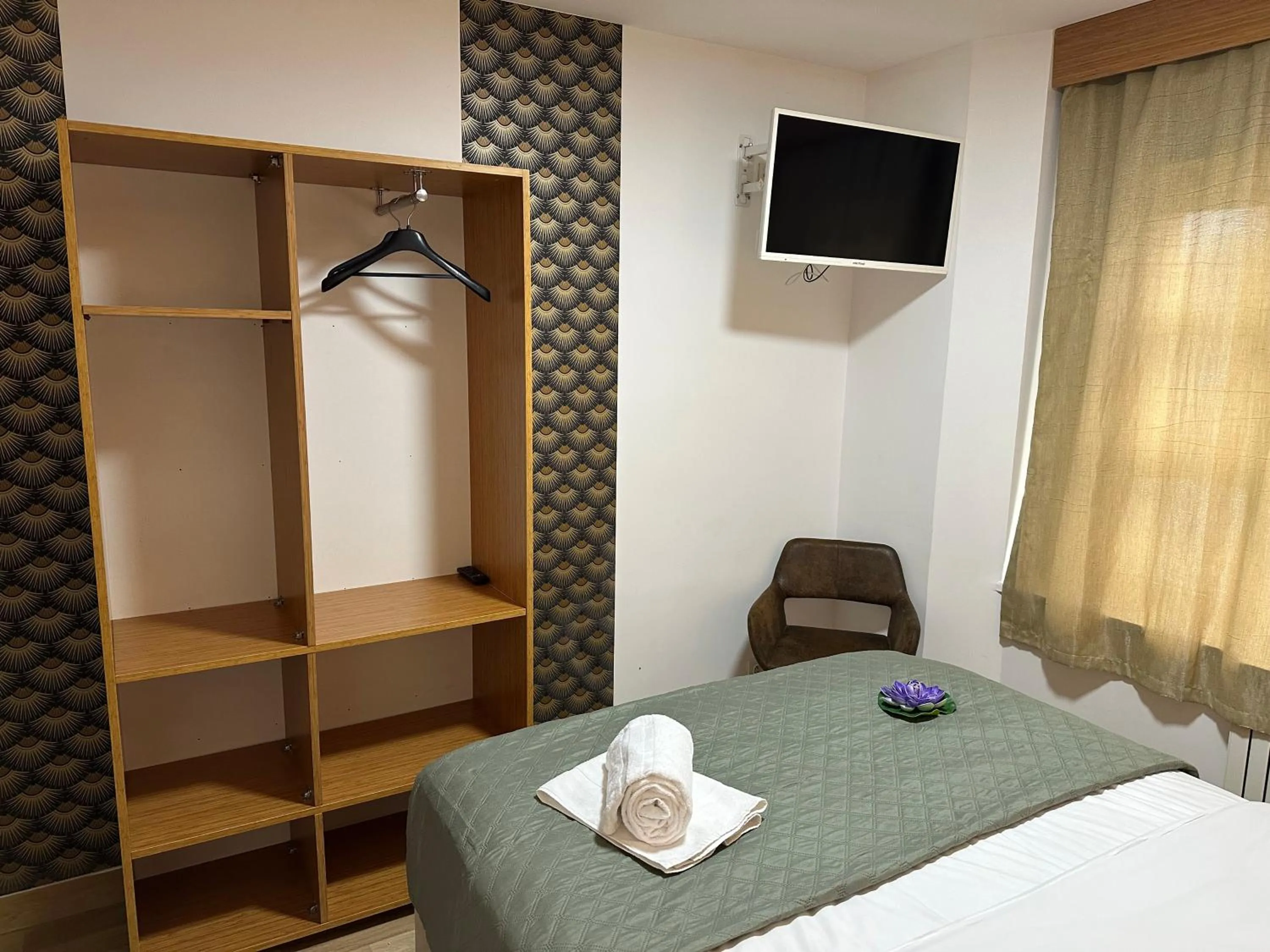 Bed in Hôtel Le Prince, Poitiers Gare