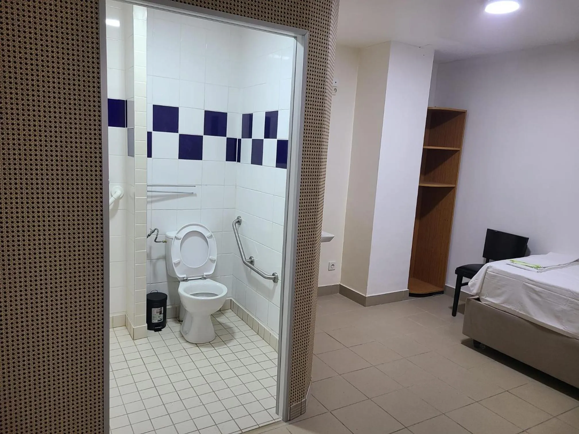 Shower in Hôtel Victoire, Poitiers Gare