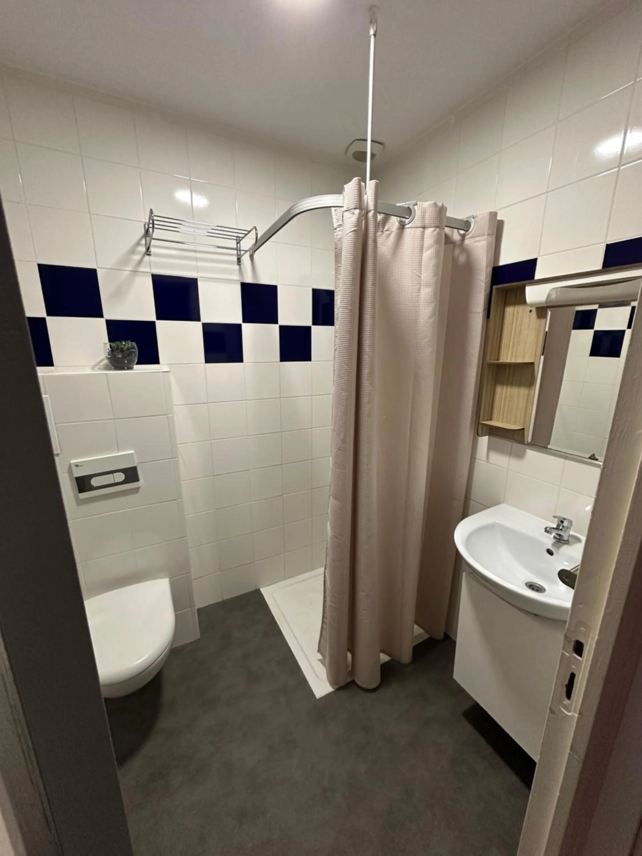 Bathroom in Hôtel Le Prince, Poitiers Gare