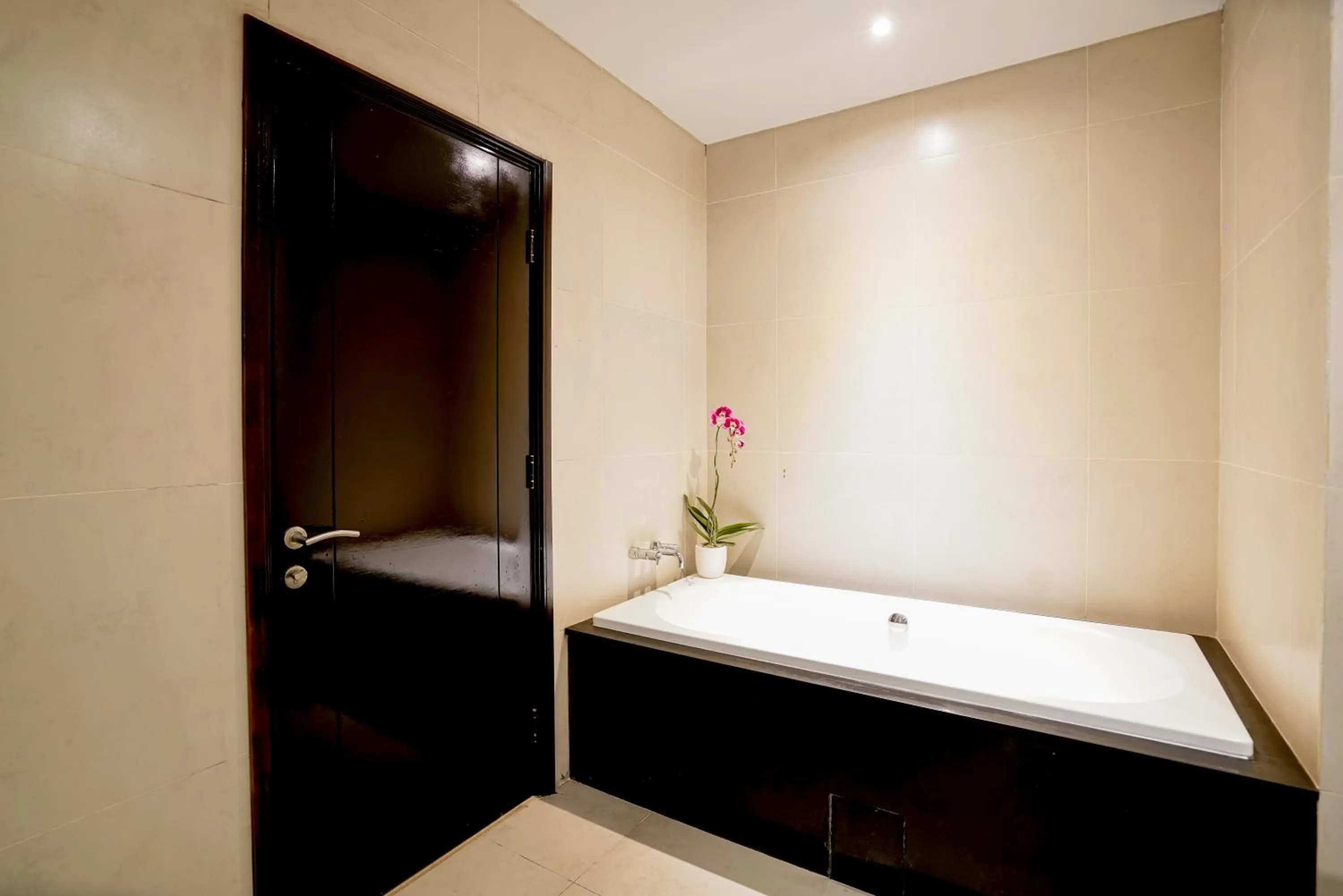 Bath, Bed in The Kirana Canggu Hotel