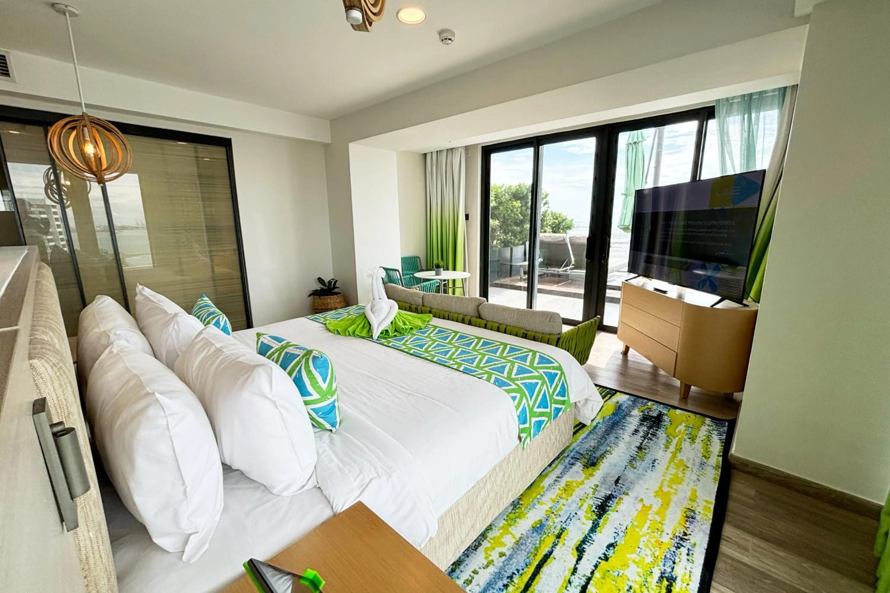 Bed in Lime Resort Manila