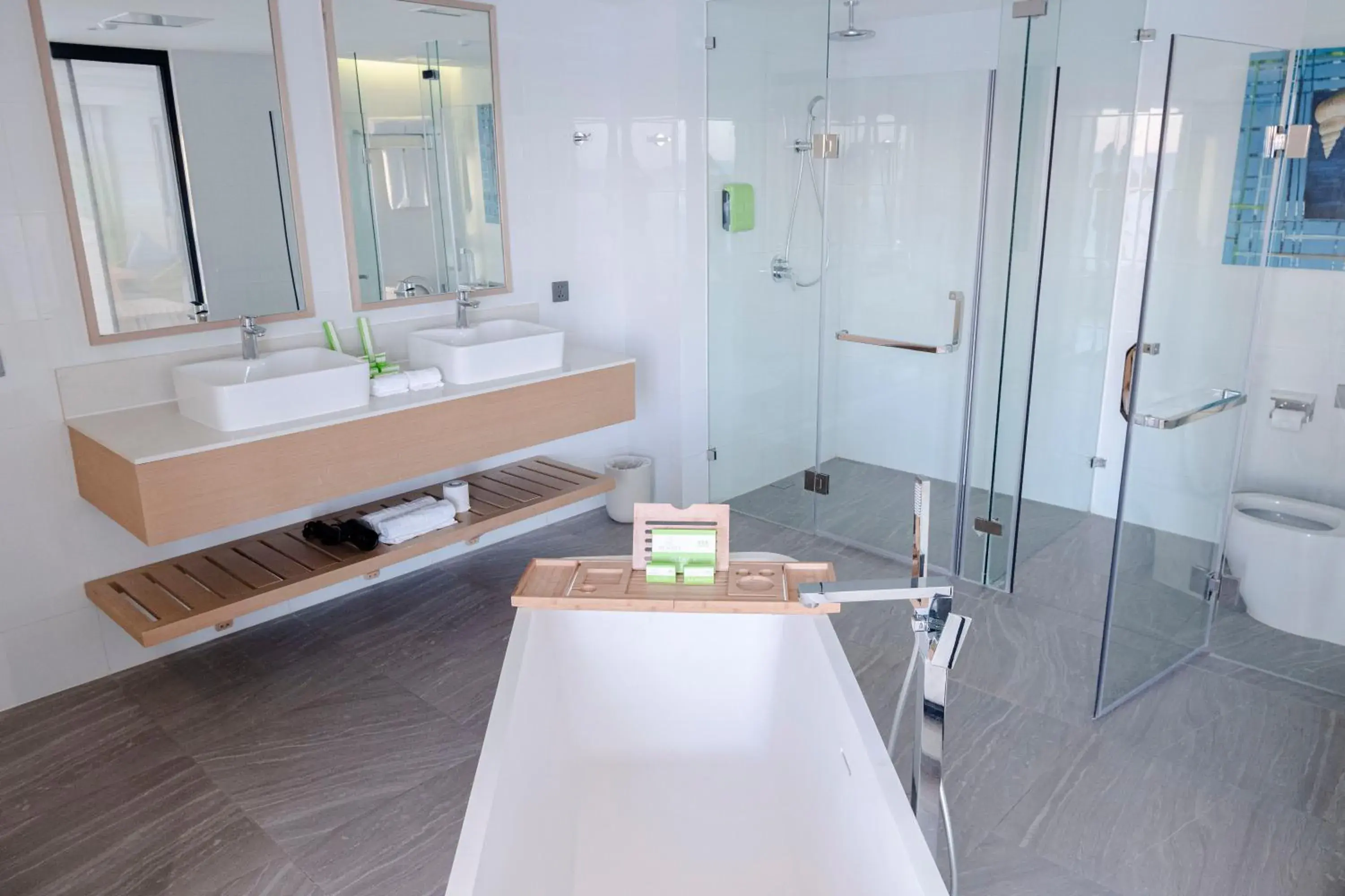 Premier King Bay View Suite in Lime Resort Manila Premier King Bay View Suite in Lime Resort Manila