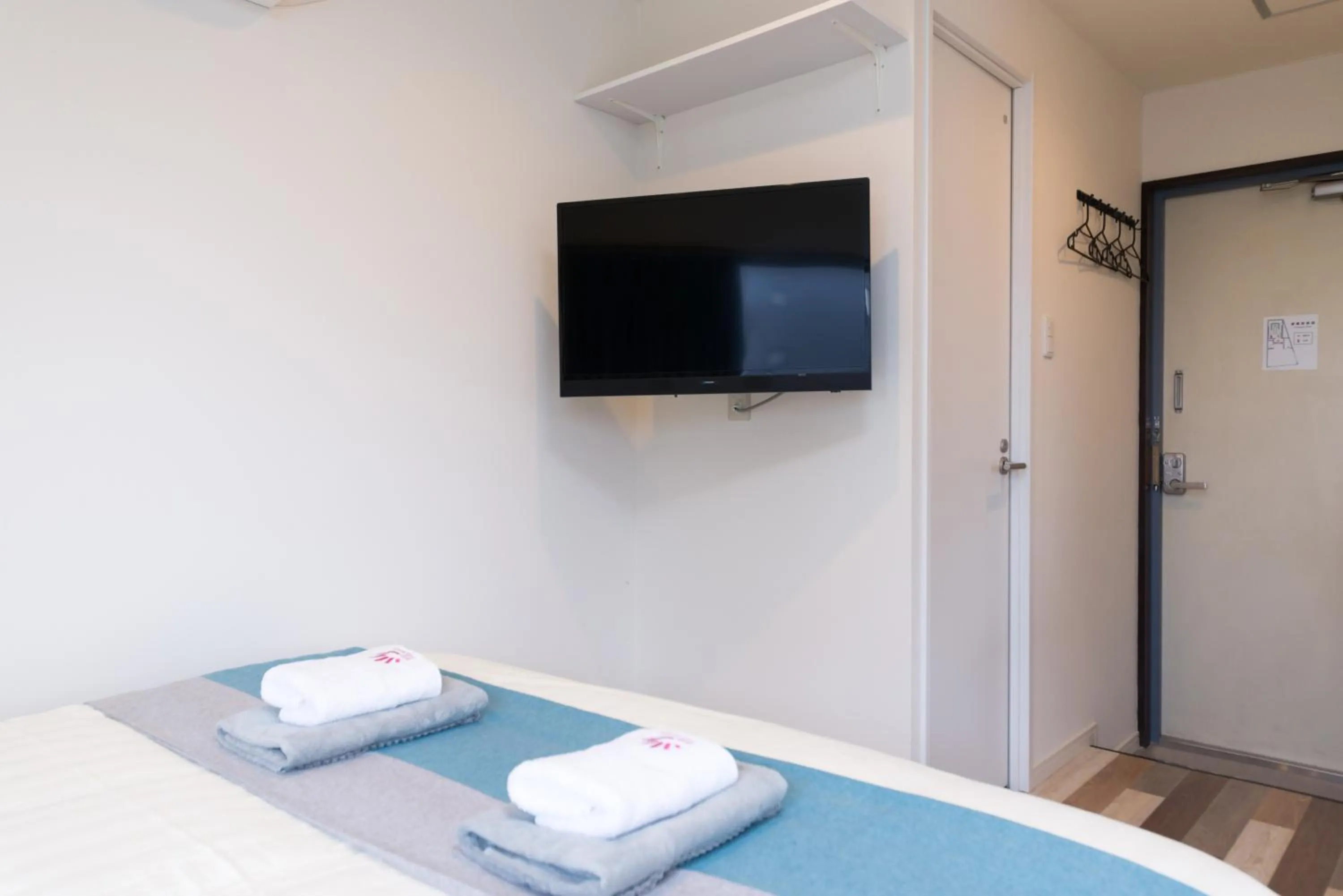 TV and multimedia, Bed in High Five Guest House