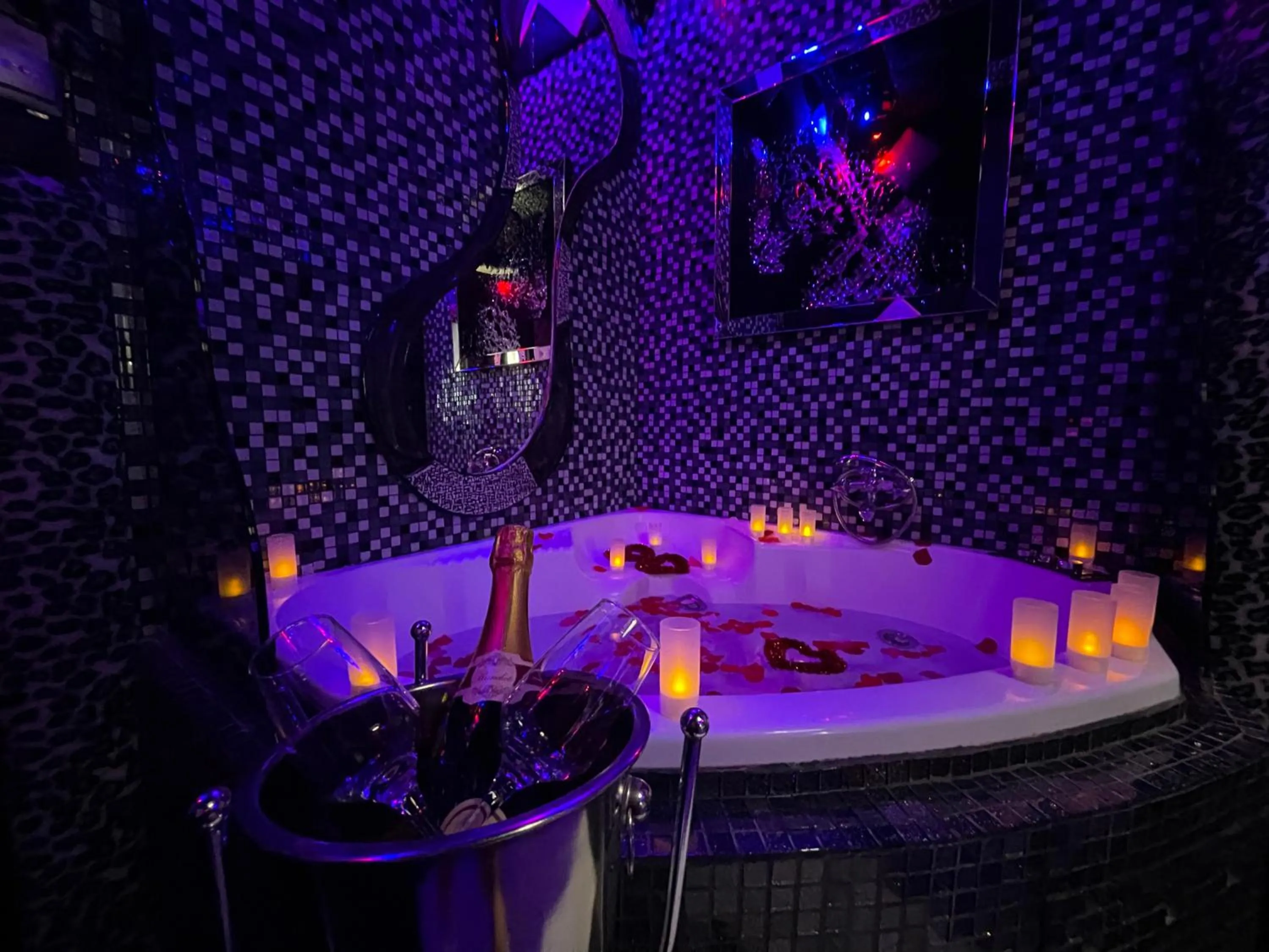 Hot Tub in Priamos Hotel Erato