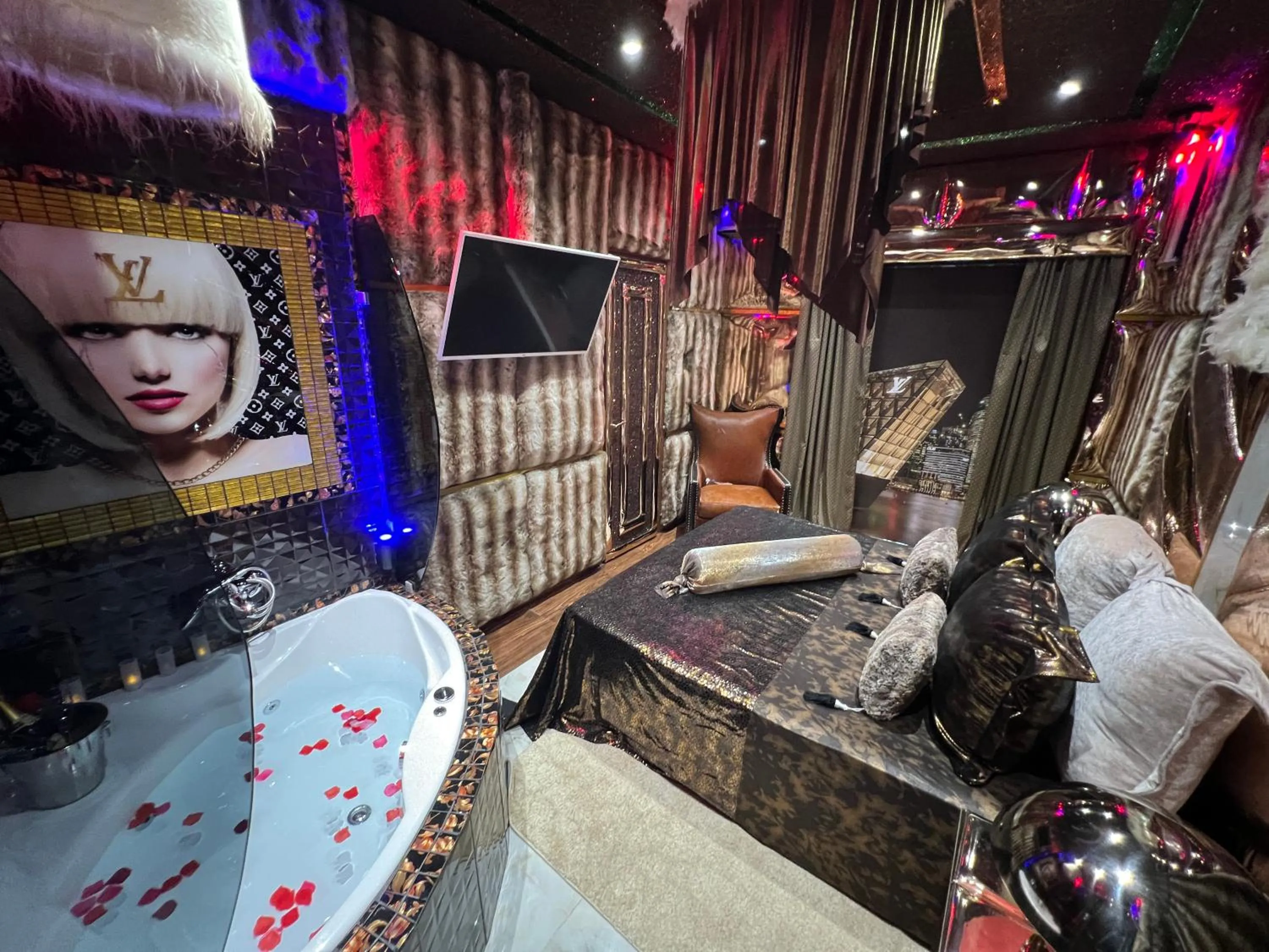 Hot Tub in Priamos Hotel Erato