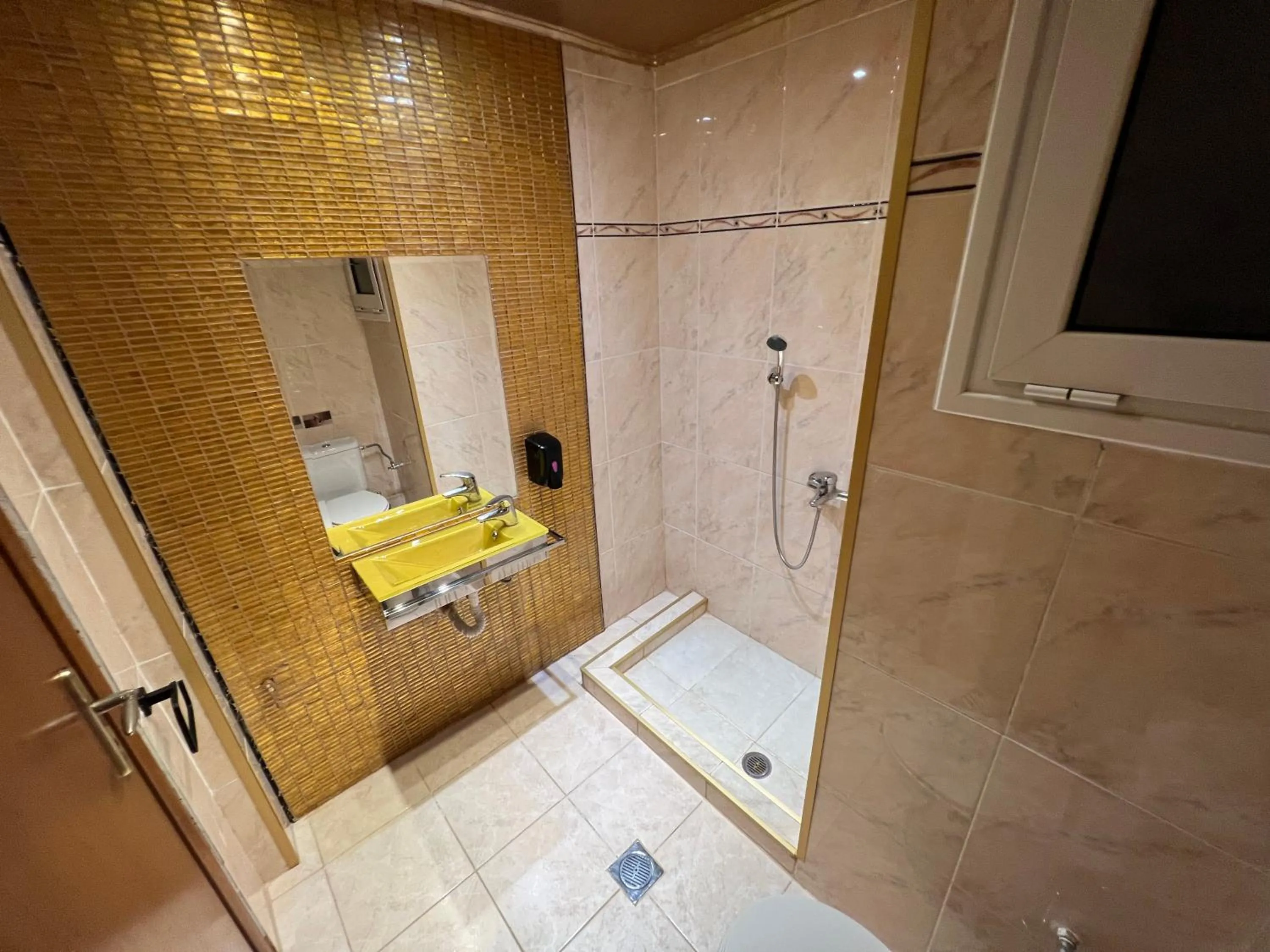 Shower in Priamos Hotel Erato