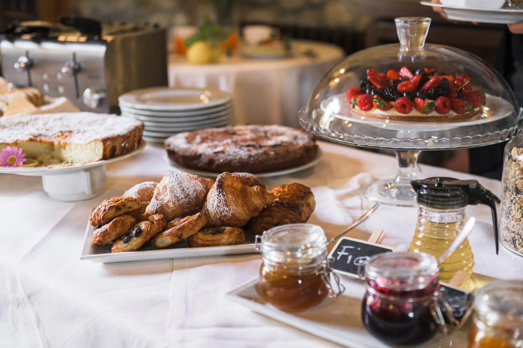 Buffet breakfast in Relais Poggio Borgoni