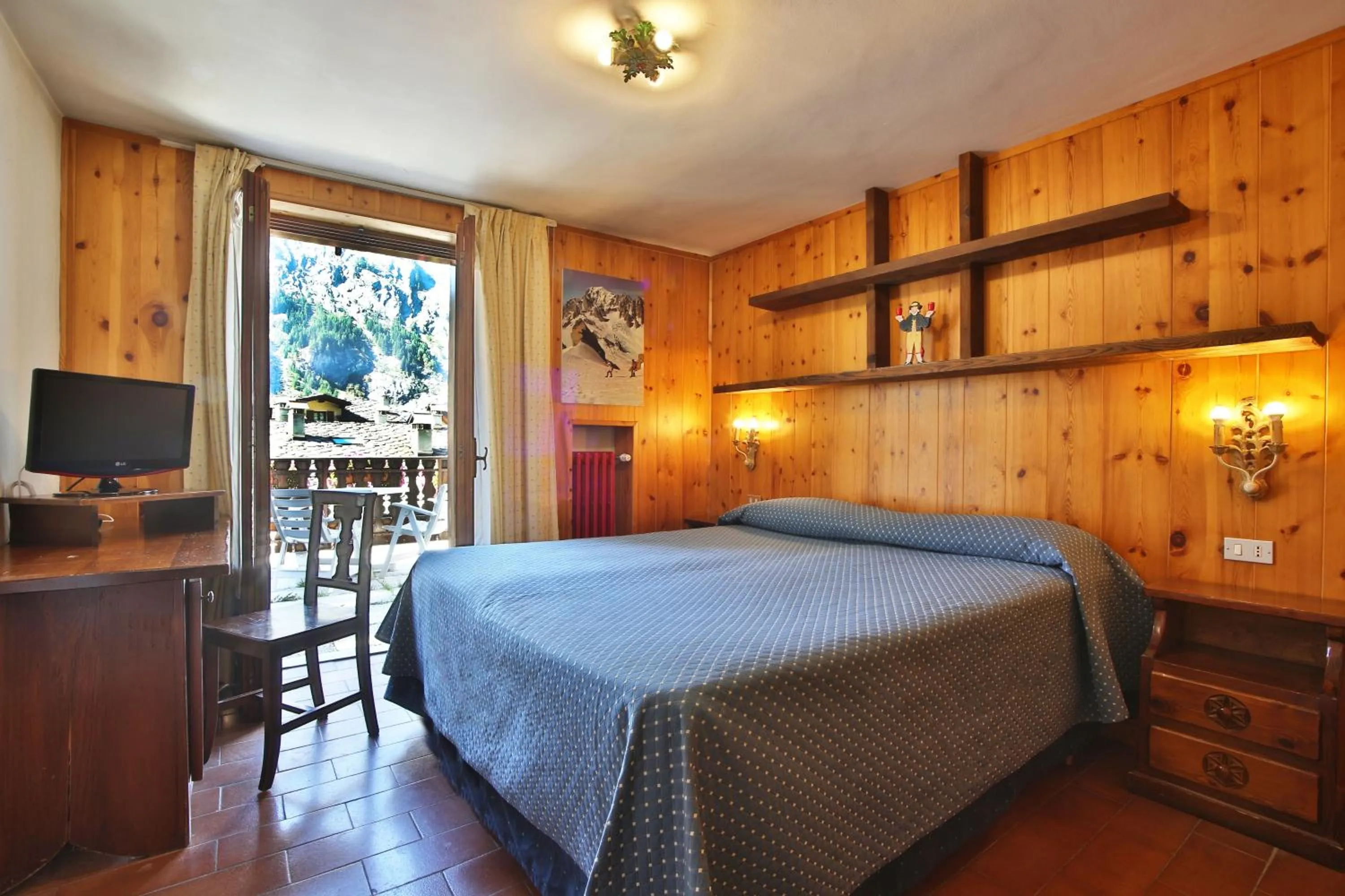 Photo of the whole room in Hotel Cristallo