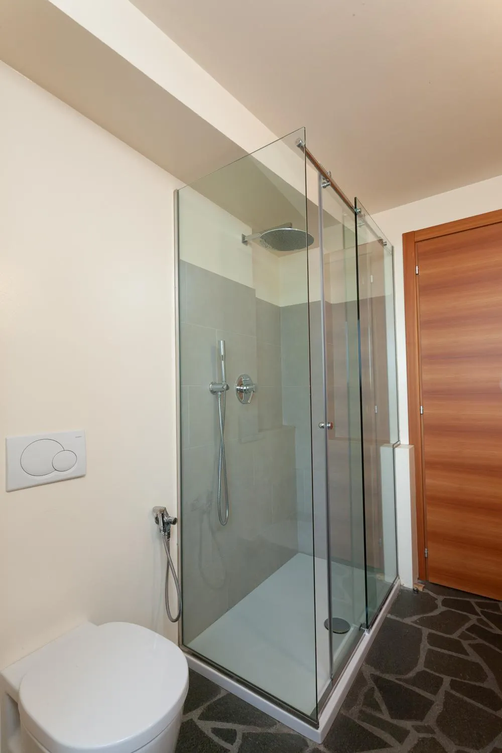 Shower in Hotel Berthod