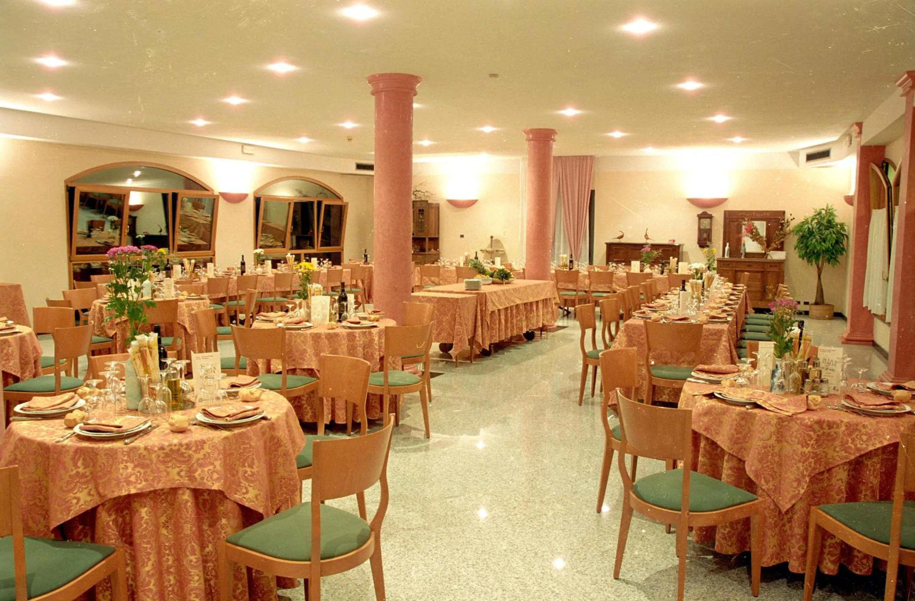 Restaurant/places to eat in Hotel Boomerang - Check-in & Meals in front at hotel Sporting