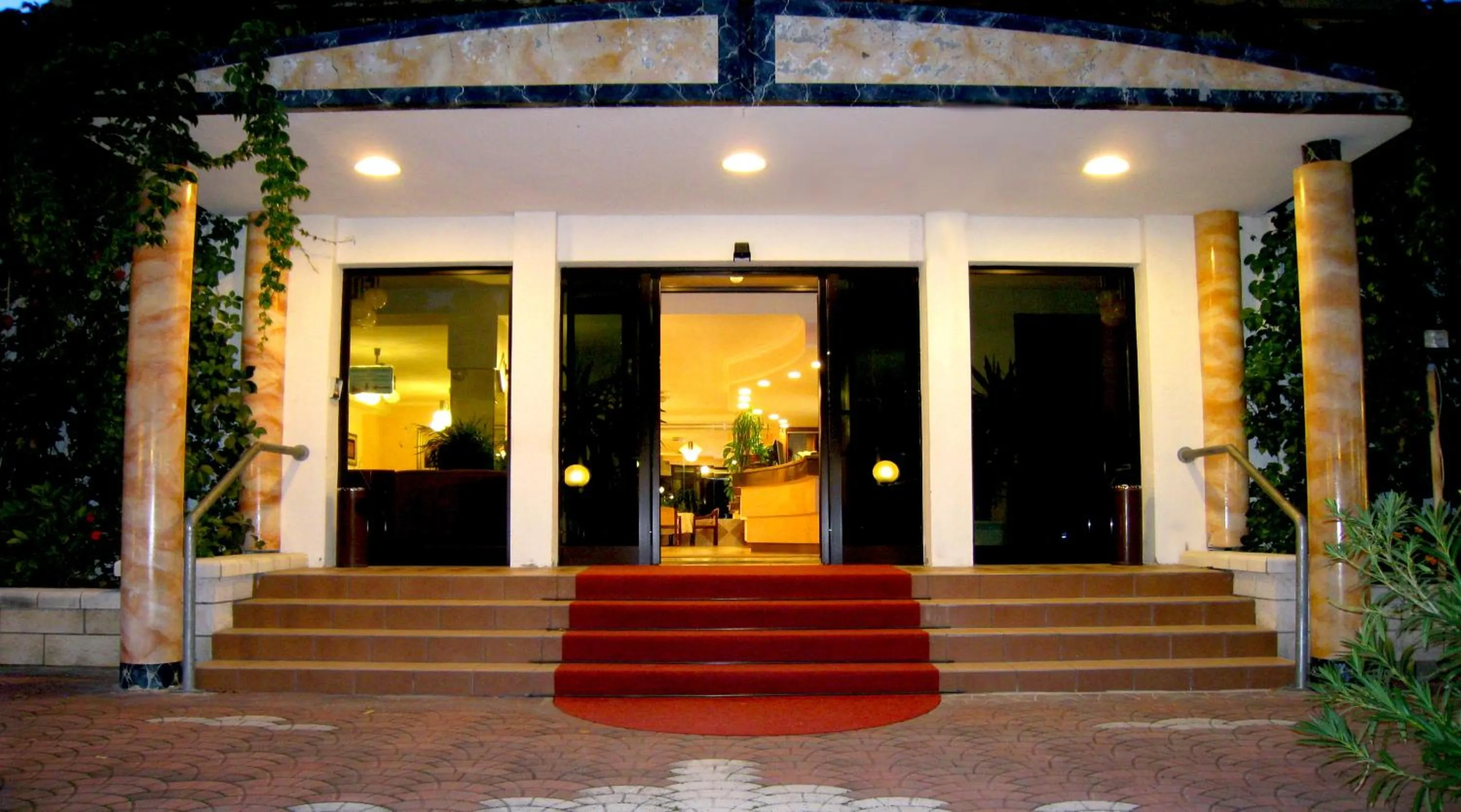 Facade/entrance in Hotel Boomerang - Check-in & Meals in front at hotel Sporting