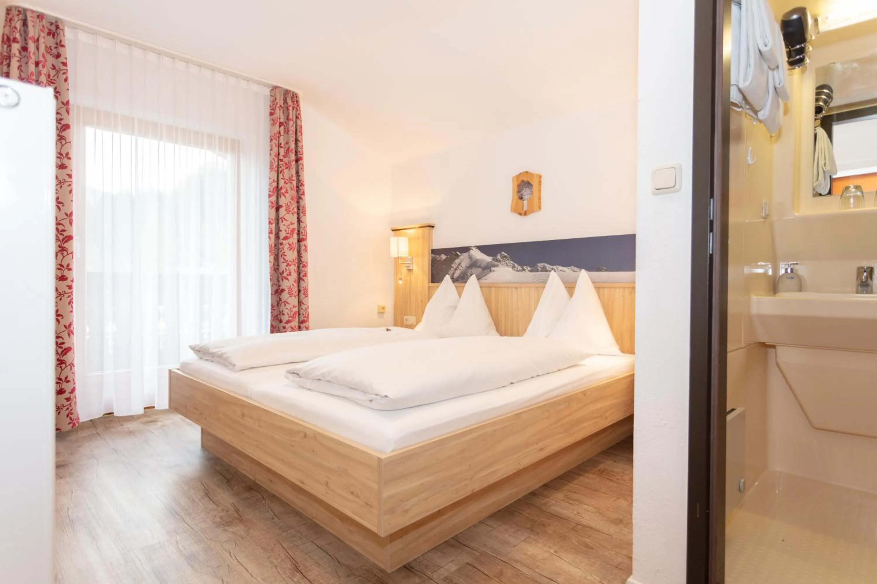 Photo of the whole room in Schmittental Pension Self-Check-In