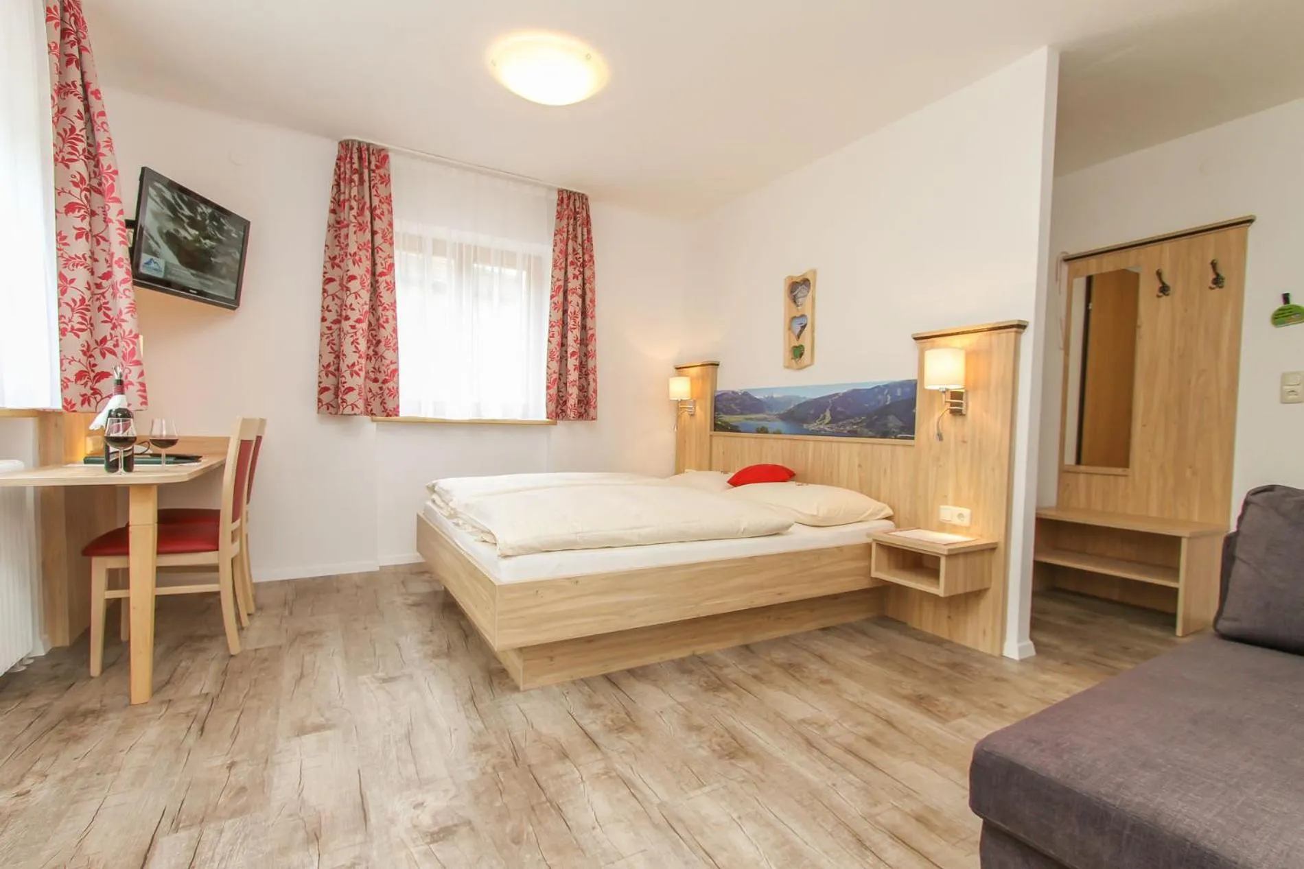 Photo of the whole room in Schmittental Pension Self-Check-In