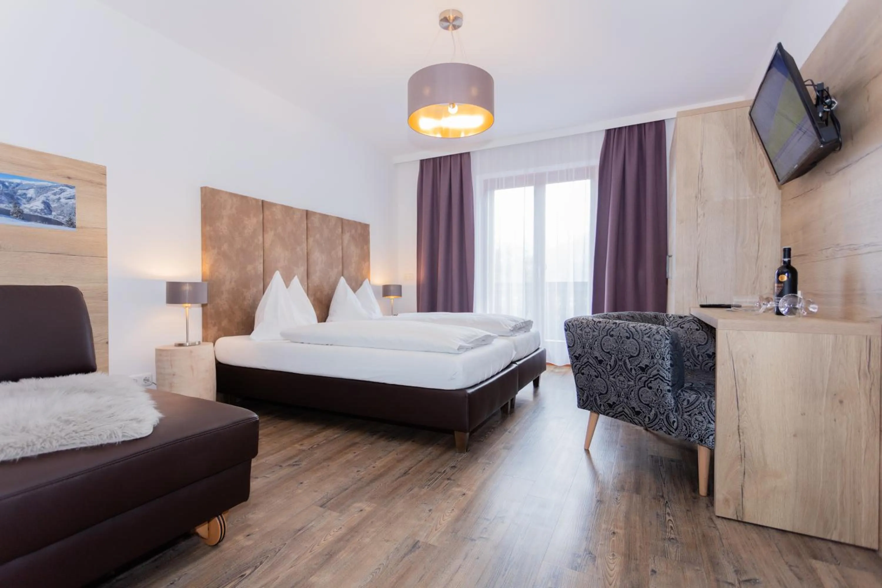 Photo of the whole room in Schmittental Pension Self-Check-In