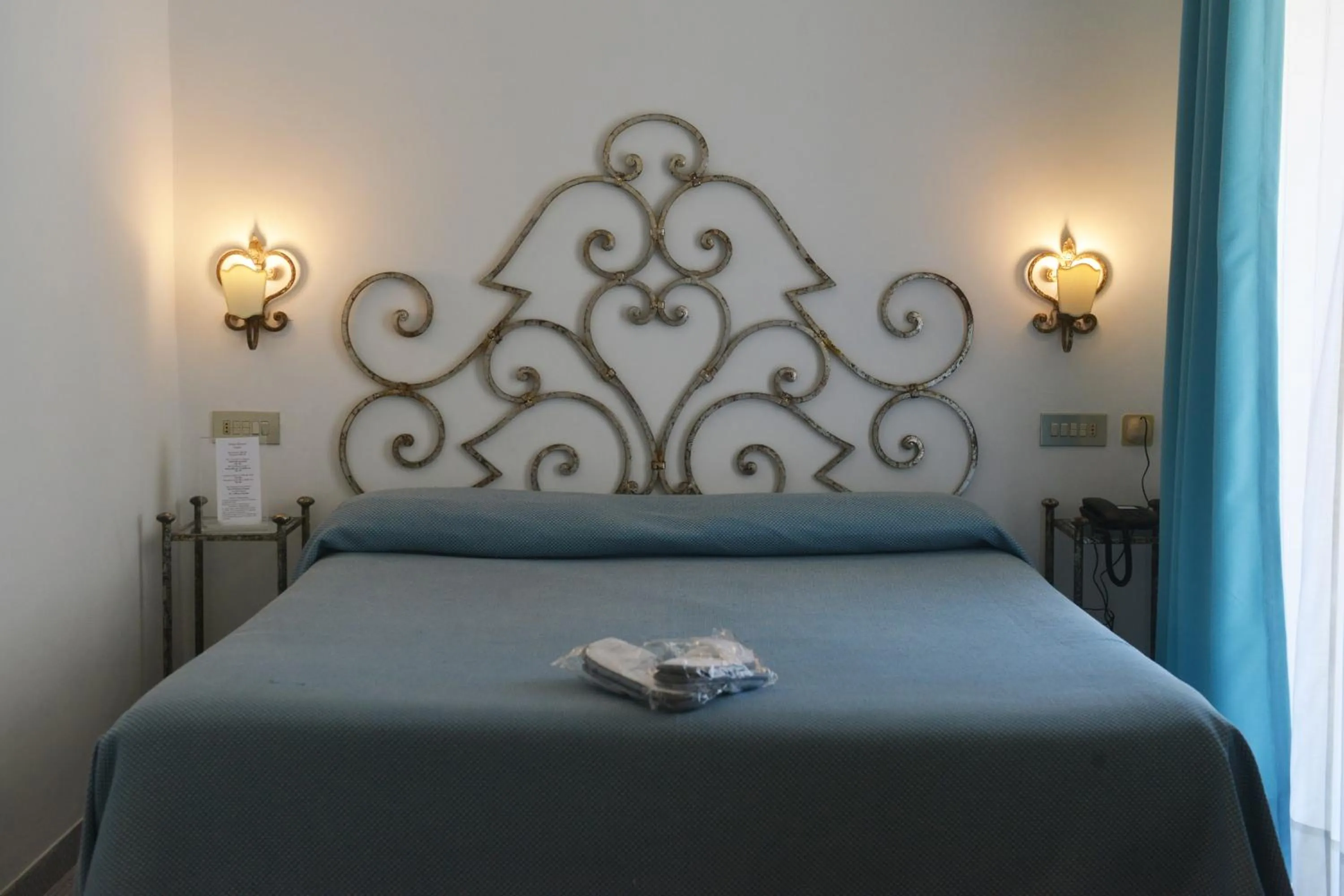 Bedroom, Bed in Palatium Mari