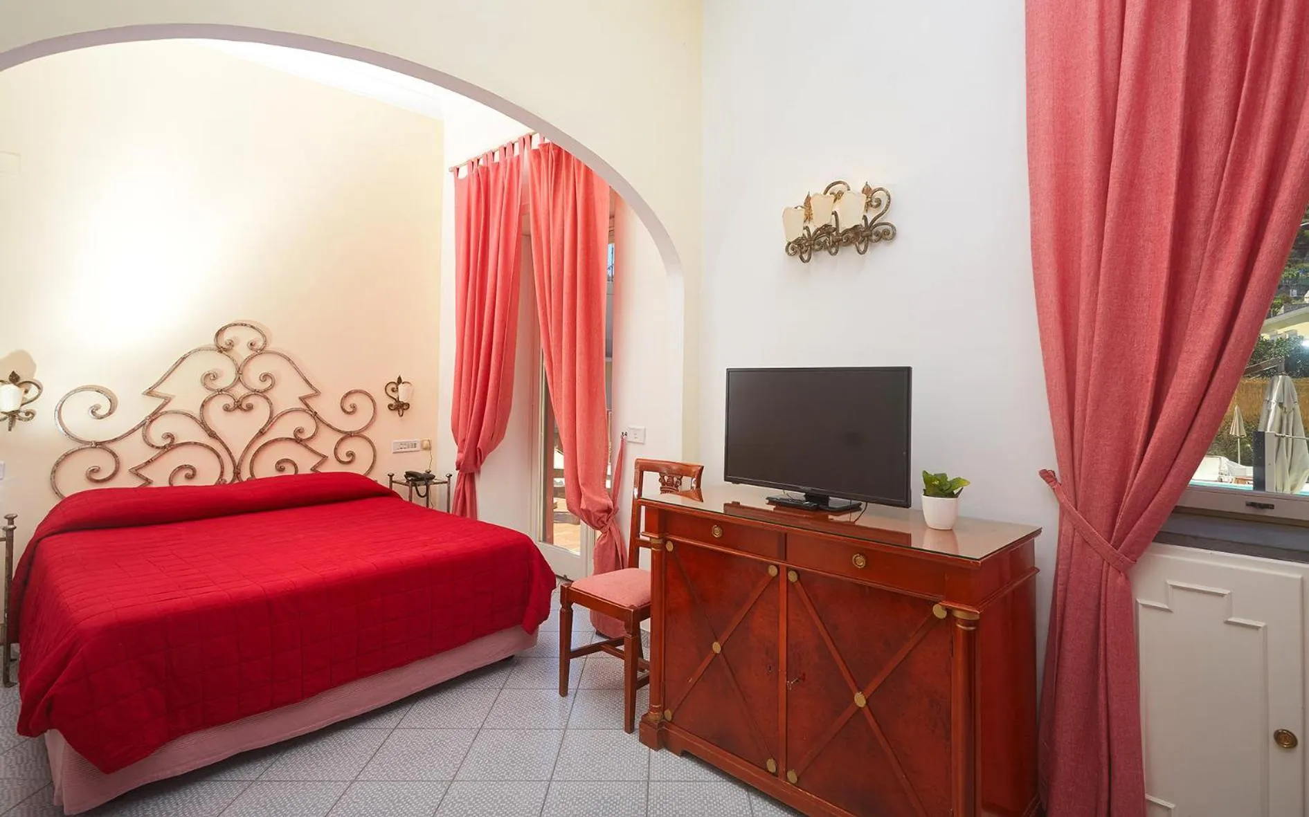 Photo of the whole room, Bed in Palatium Mari